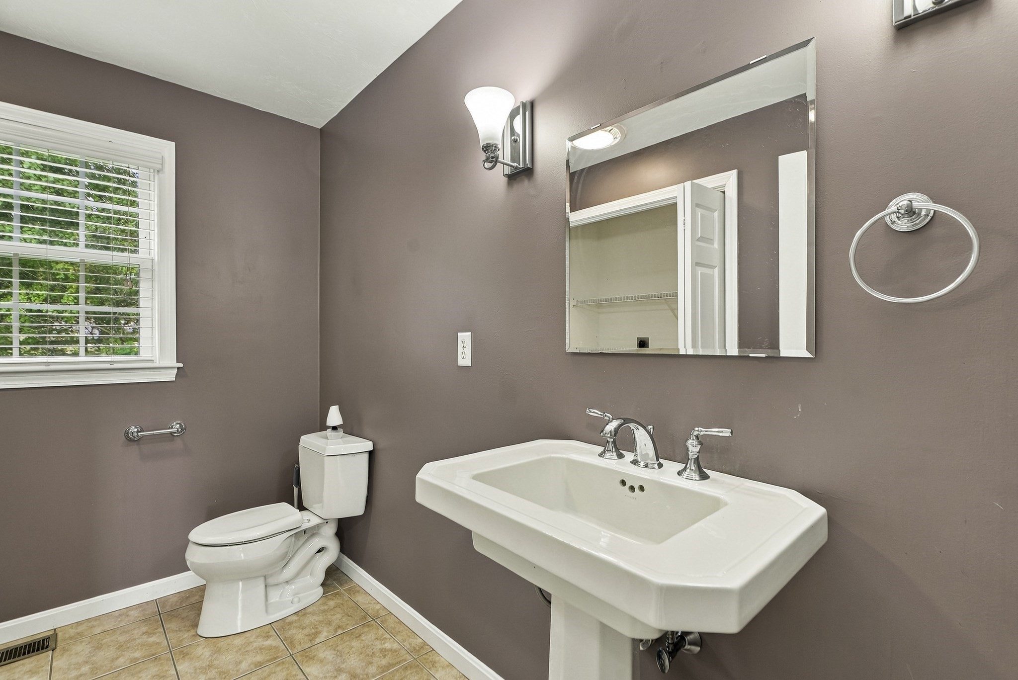 10 Jonathan Cir Property Photo 21