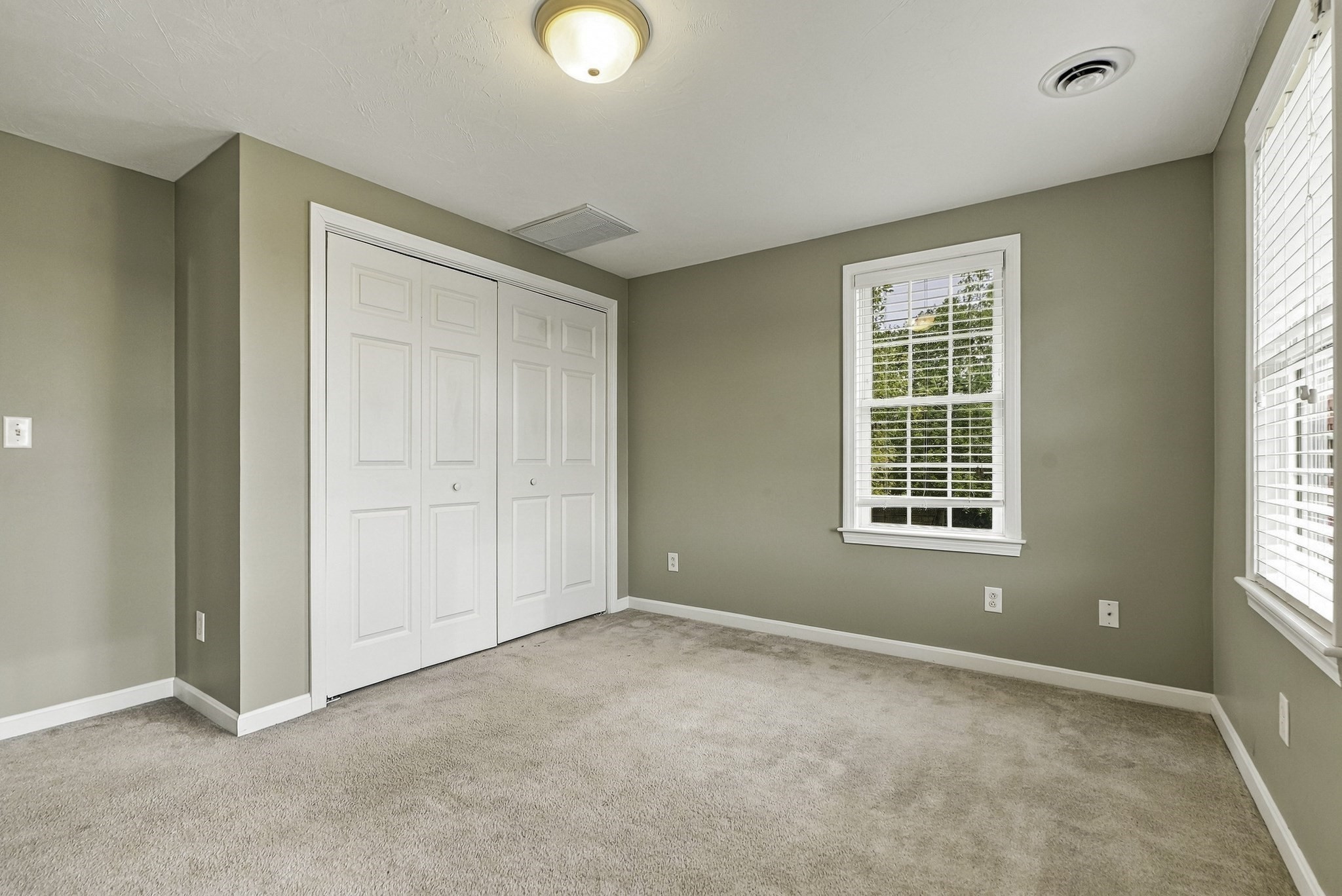10 Jonathan Cir Property Photo 31