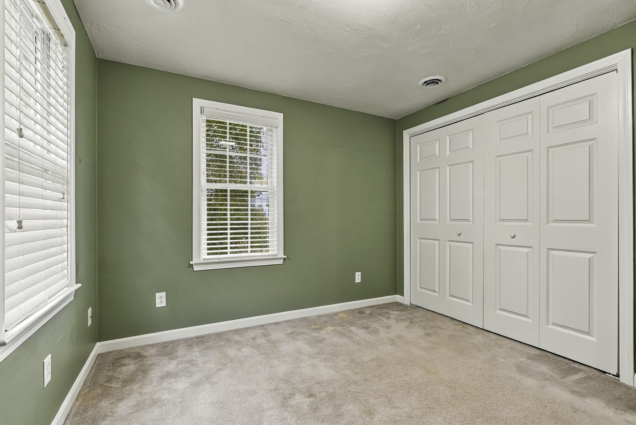 10 Jonathan Cir Property Photo 33