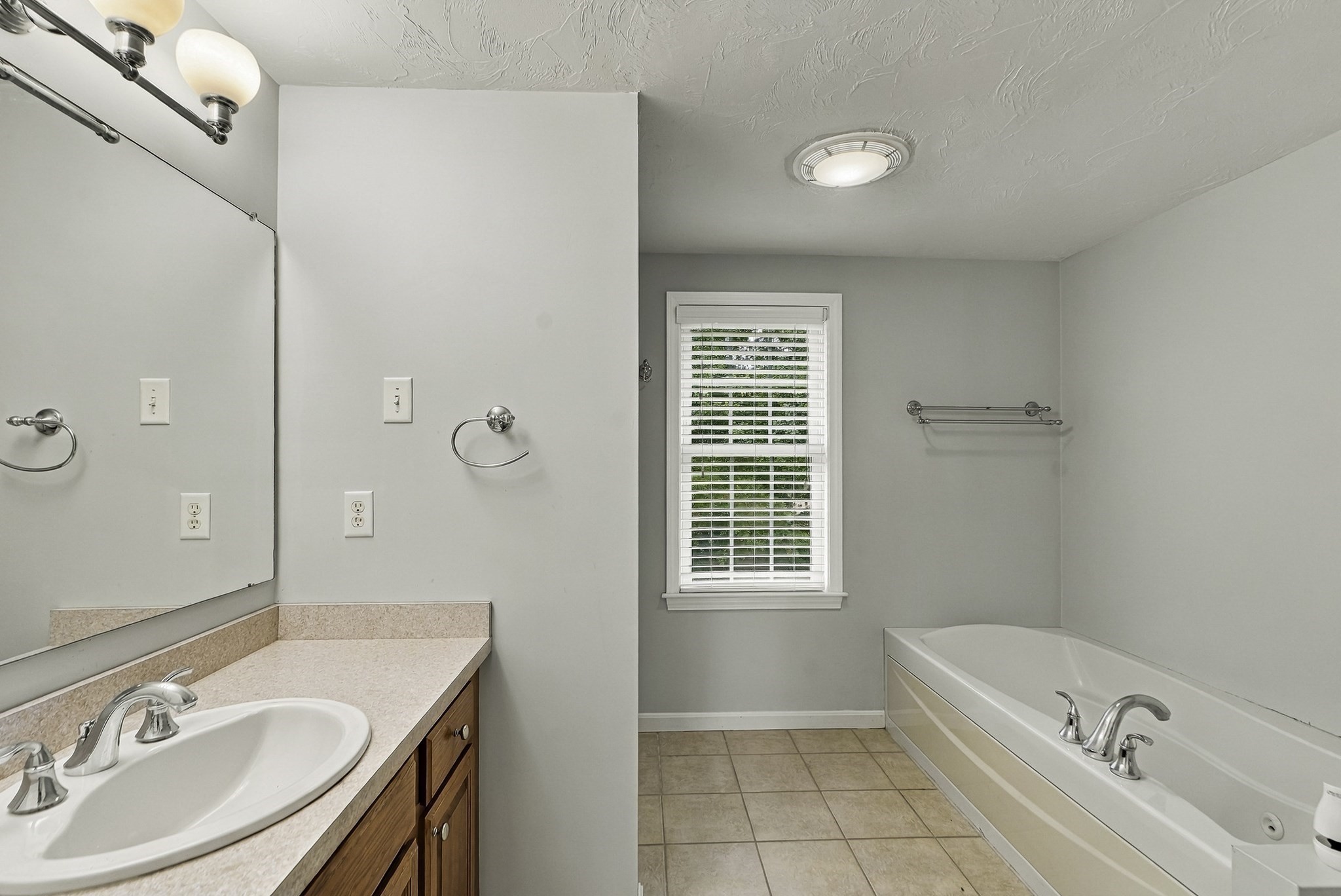 10 Jonathan Cir Property Photo 37