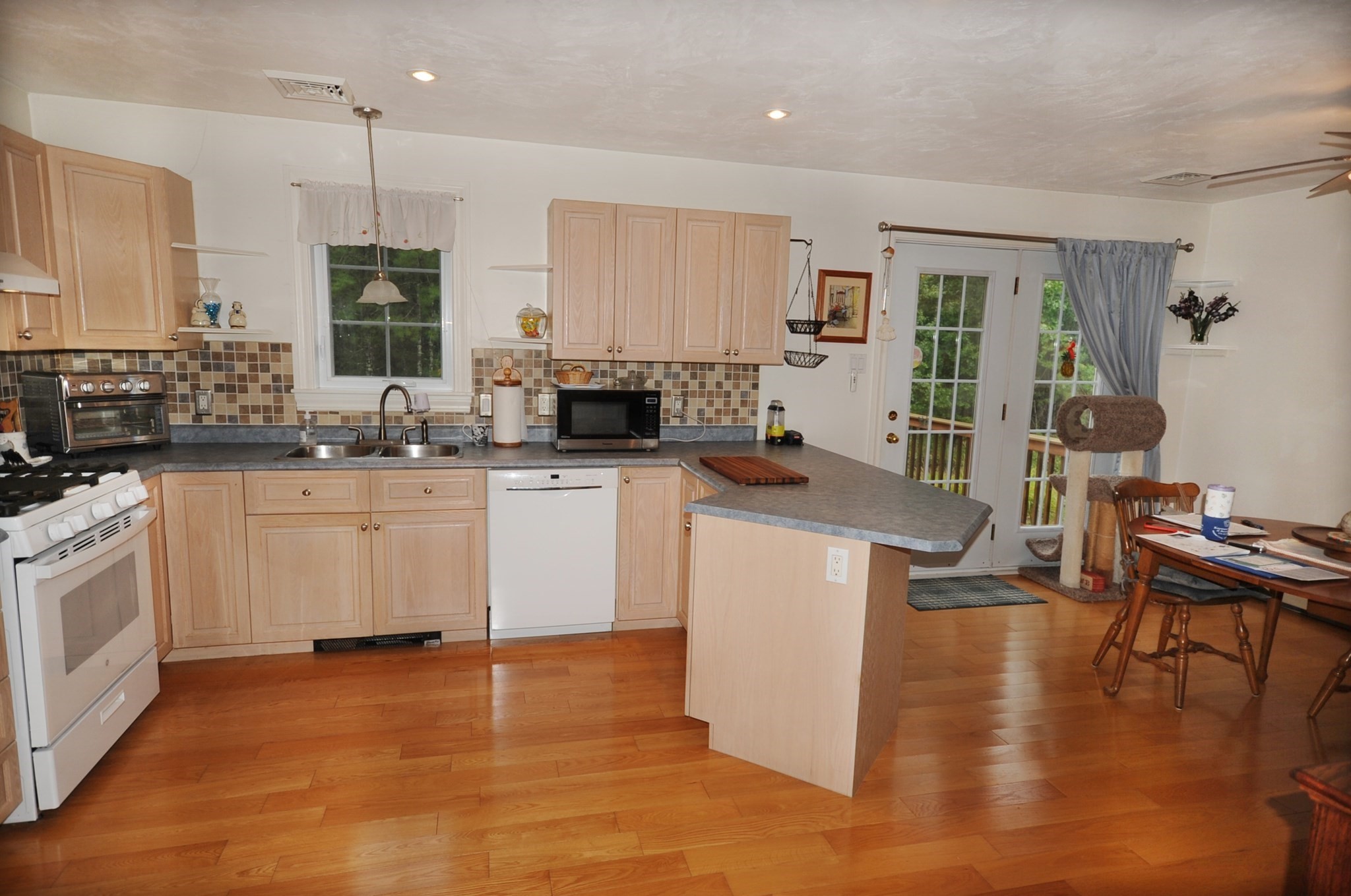 868 Main St Property Photo 4