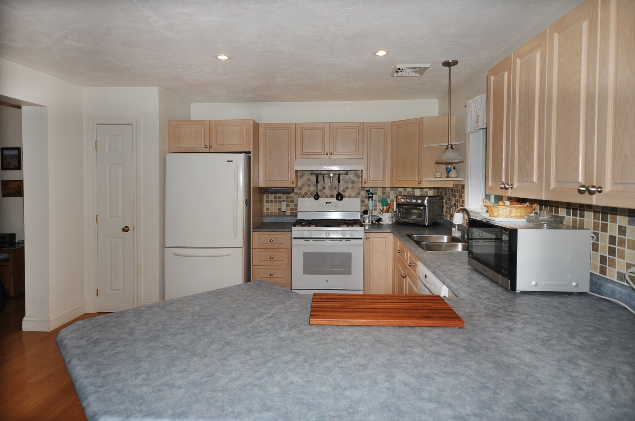 868 Main St Property Photo 6