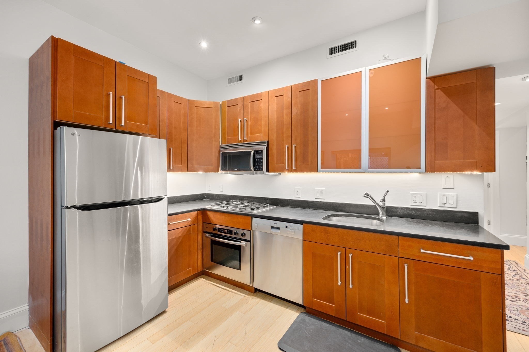 28 Isabella St # 28 Property Photo 5