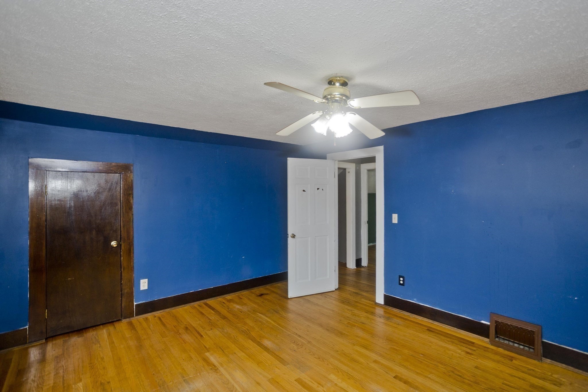 1439 Worcester St Property Photo 22