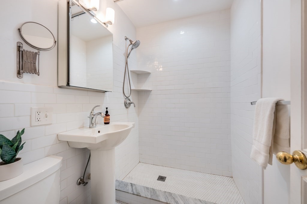 169 Beacon # 3r Property Photo 15