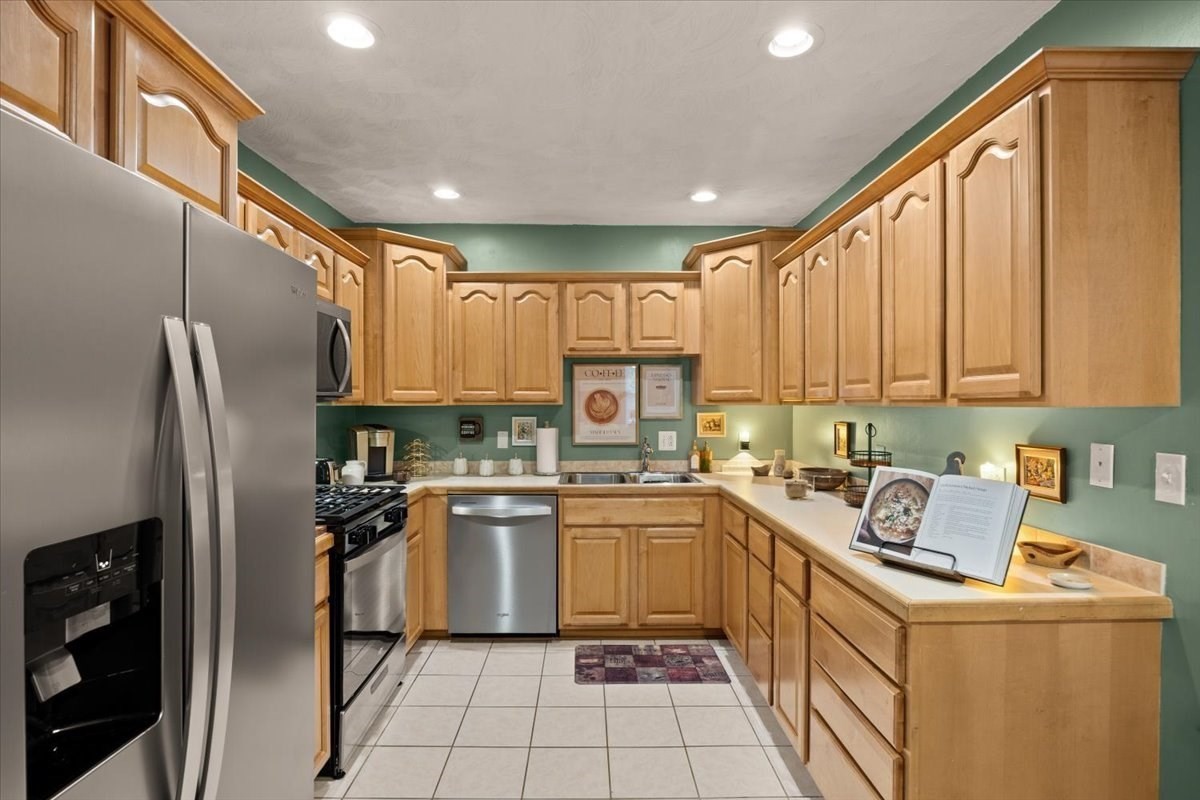 24 Union St # D Property Photo 17