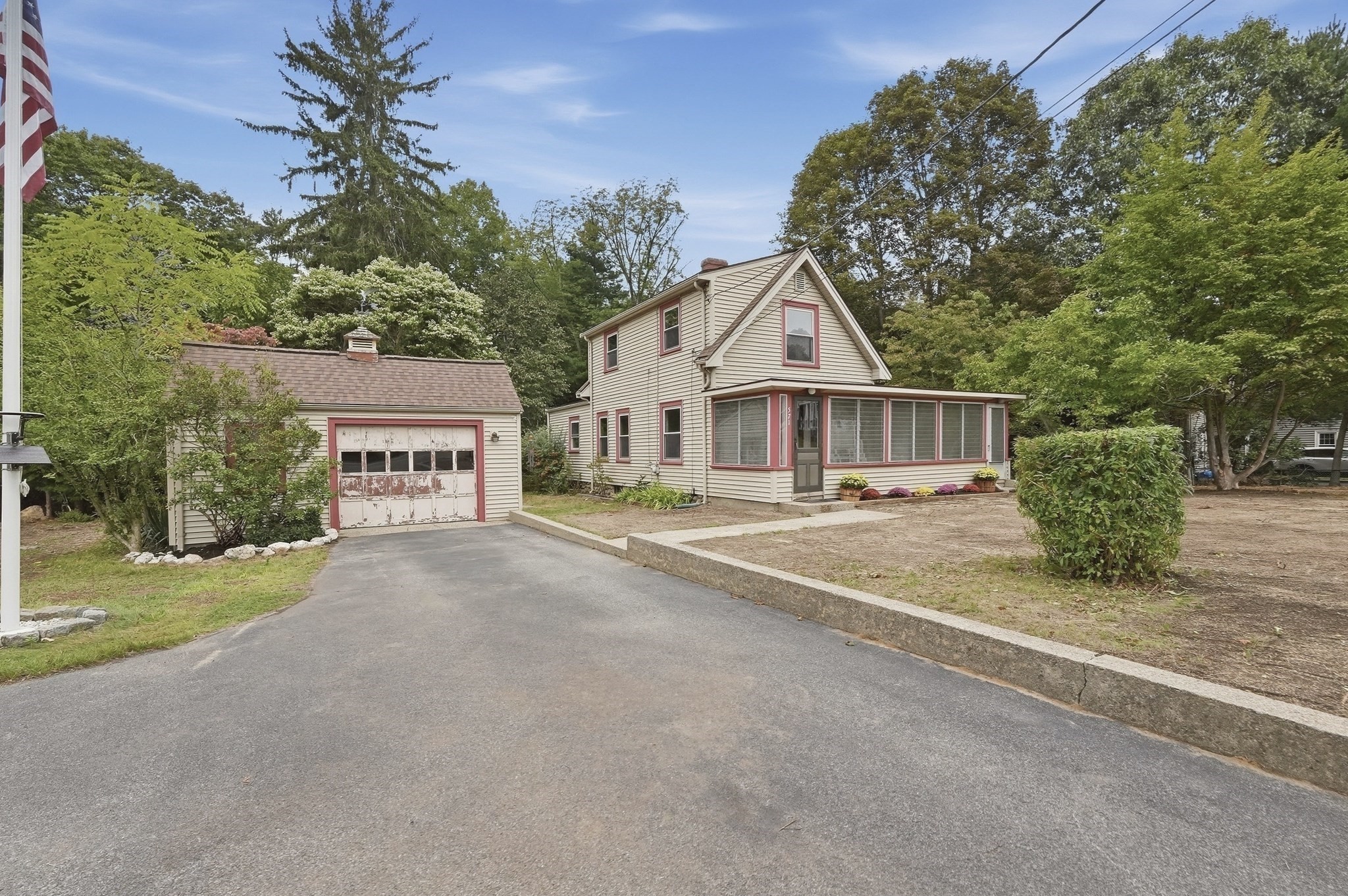 571 State St Property Photo 1