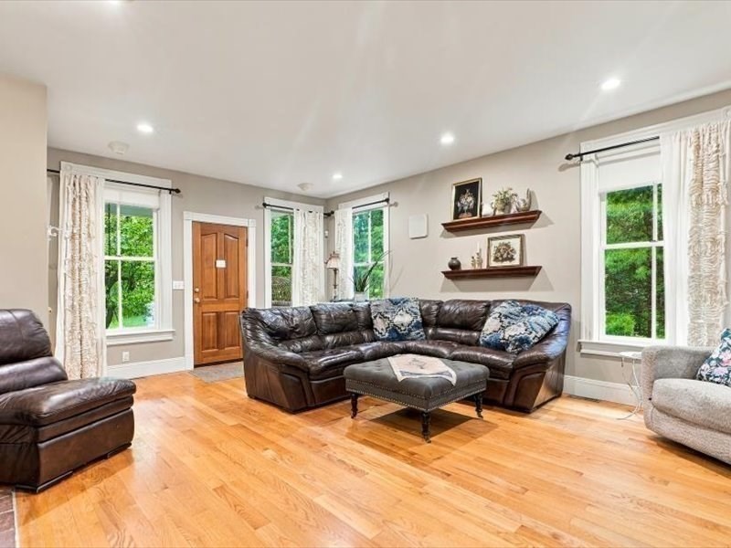 63 Wood St Property Photo 4