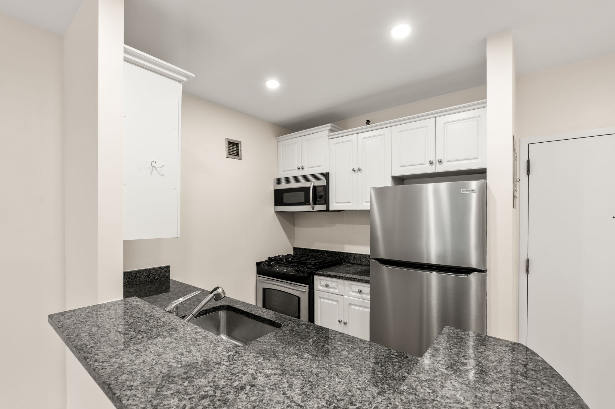 42 8th St # 1104 Property Photo 12