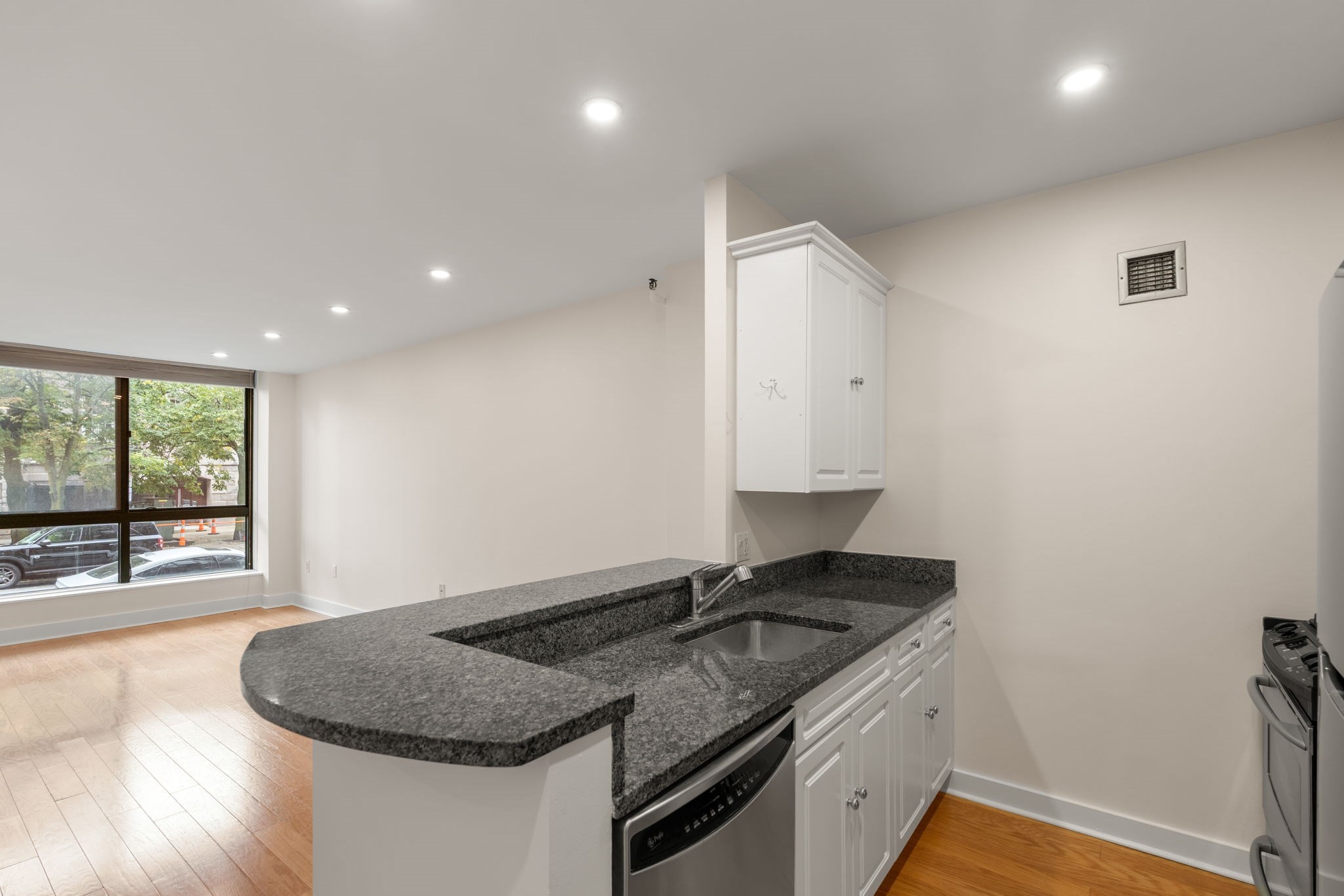 42 8th St # 1104 Property Photo 13
