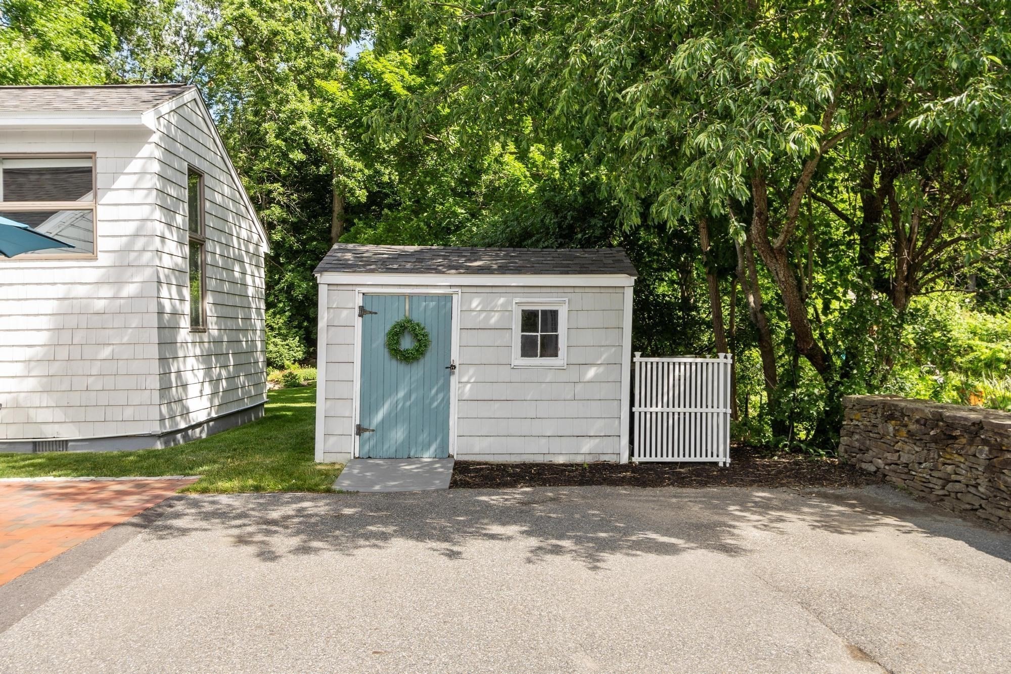 90 Summer St Property Photo 3