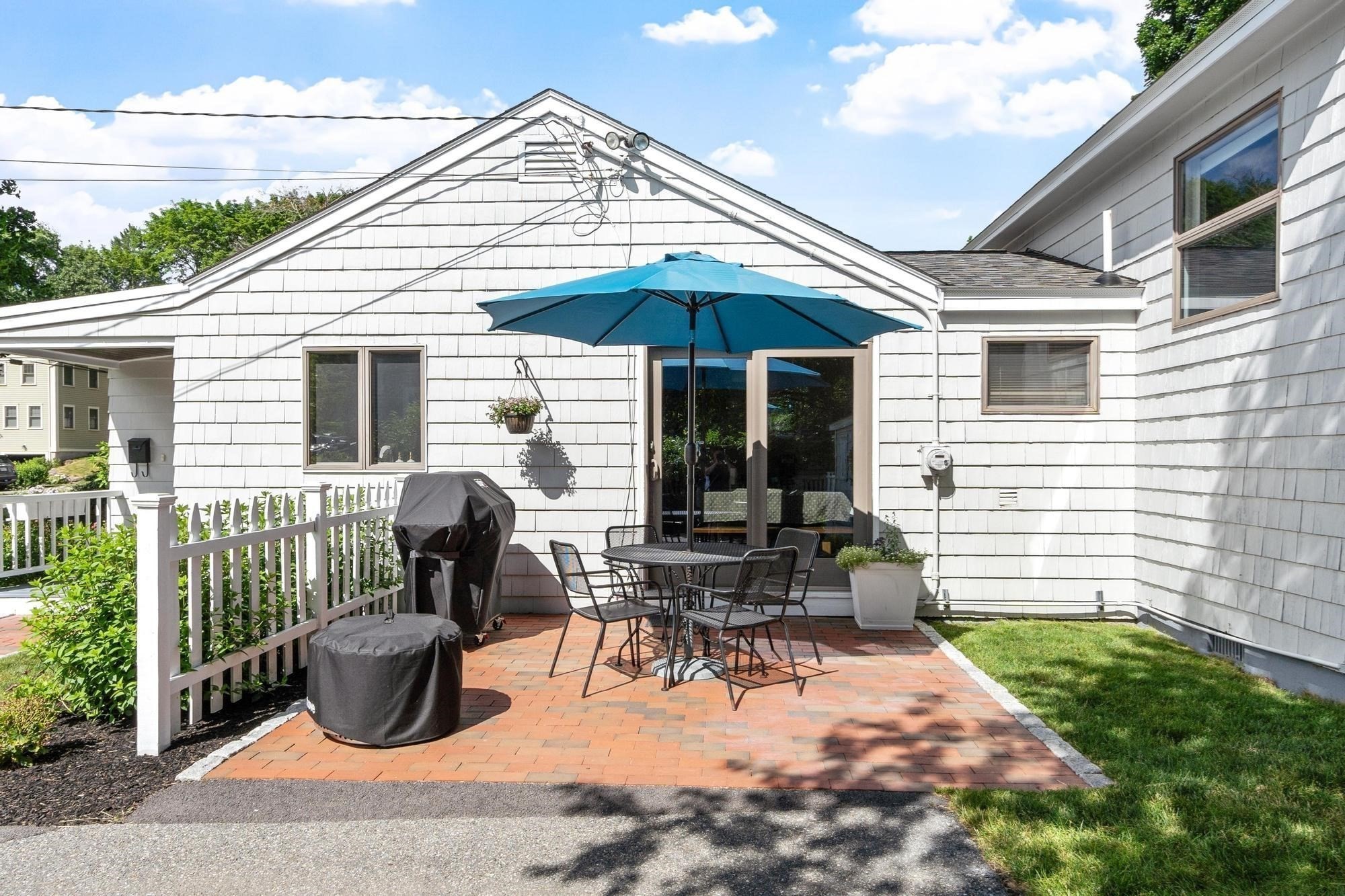 90 Summer St Property Photo 4