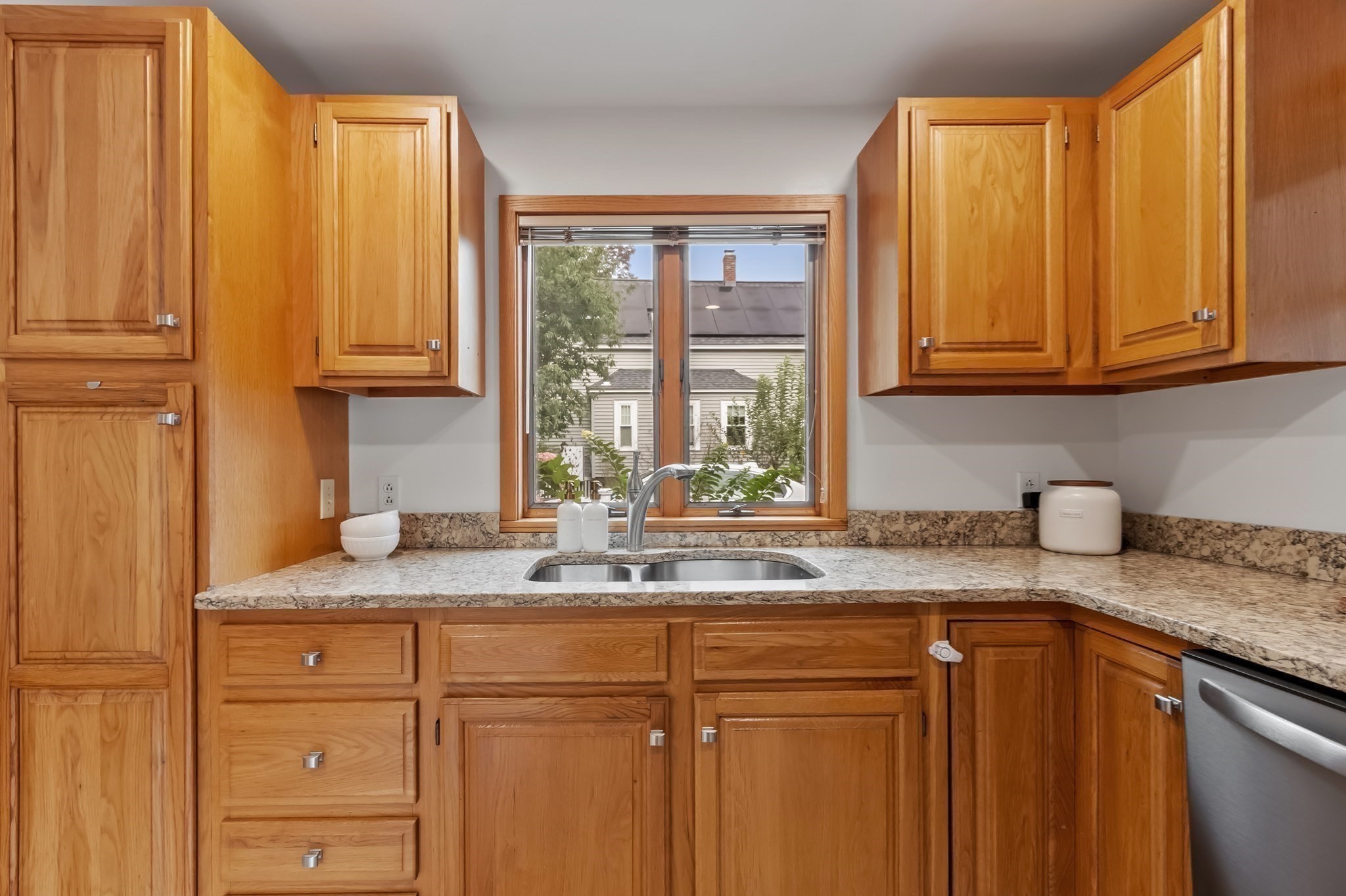 90 Summer St Property Photo 29