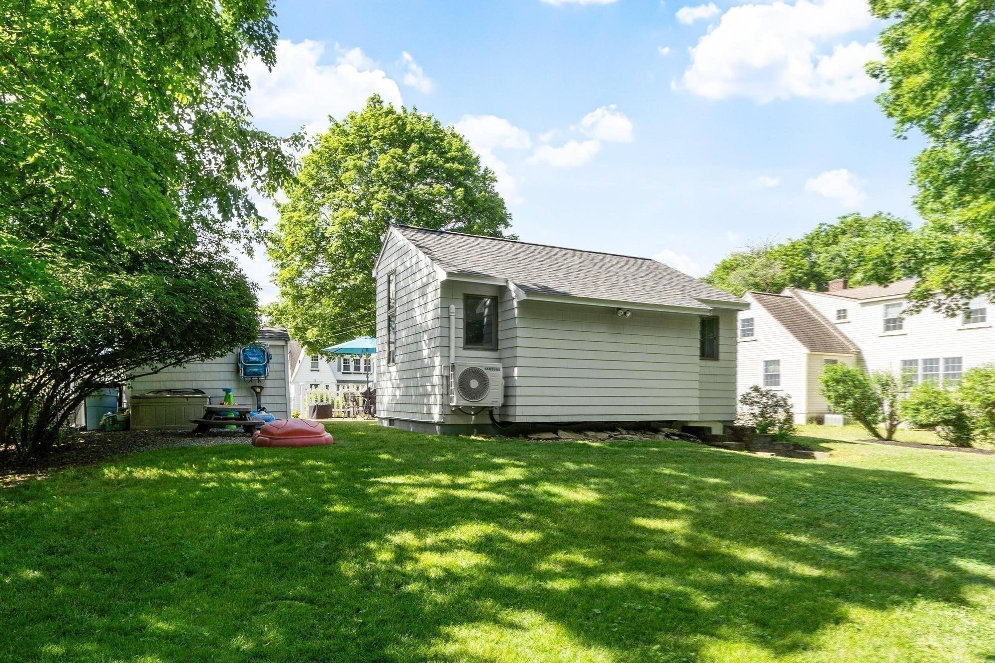 90 Summer St Property Photo 31