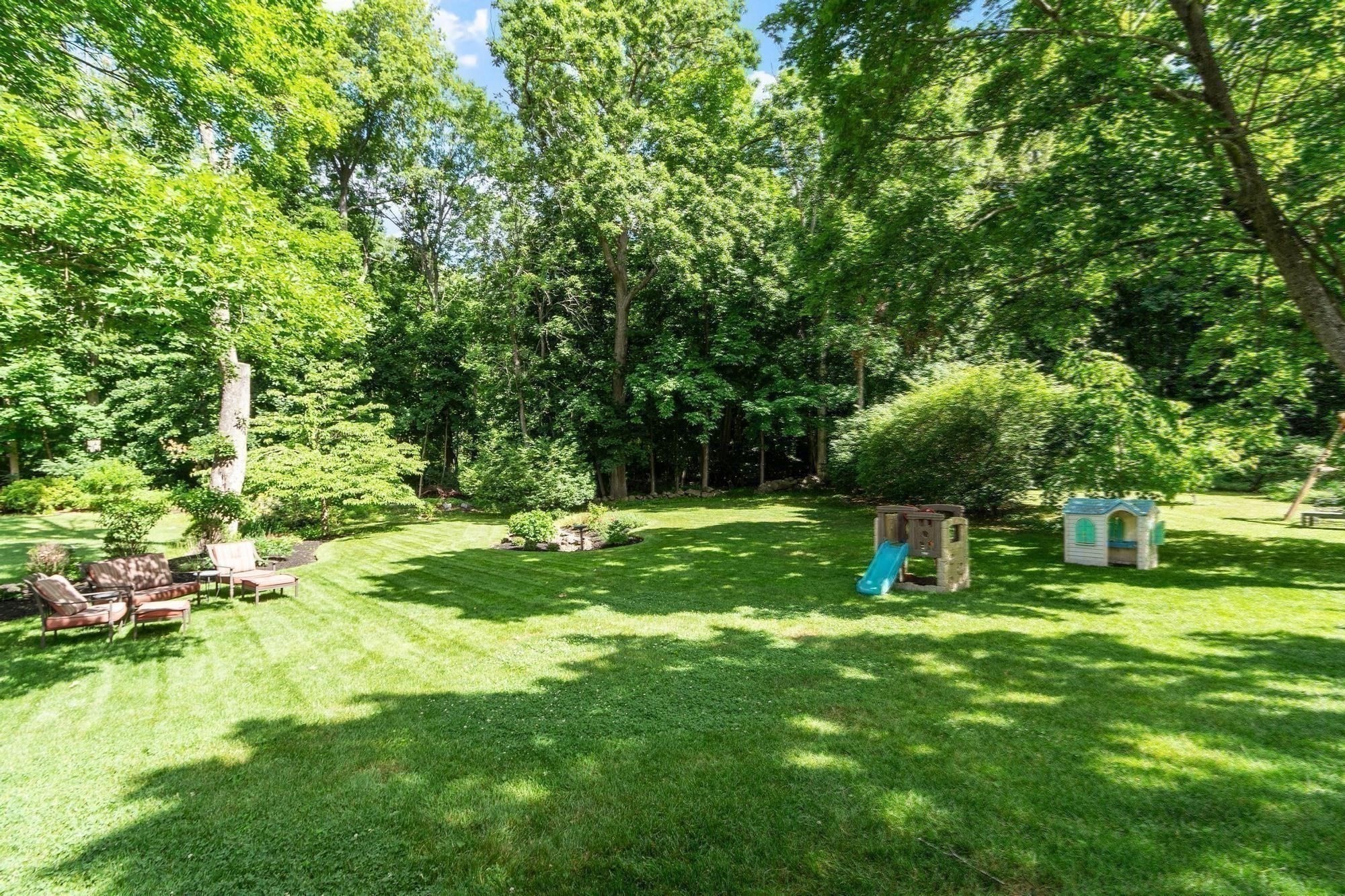 90 Summer St Property Photo 33