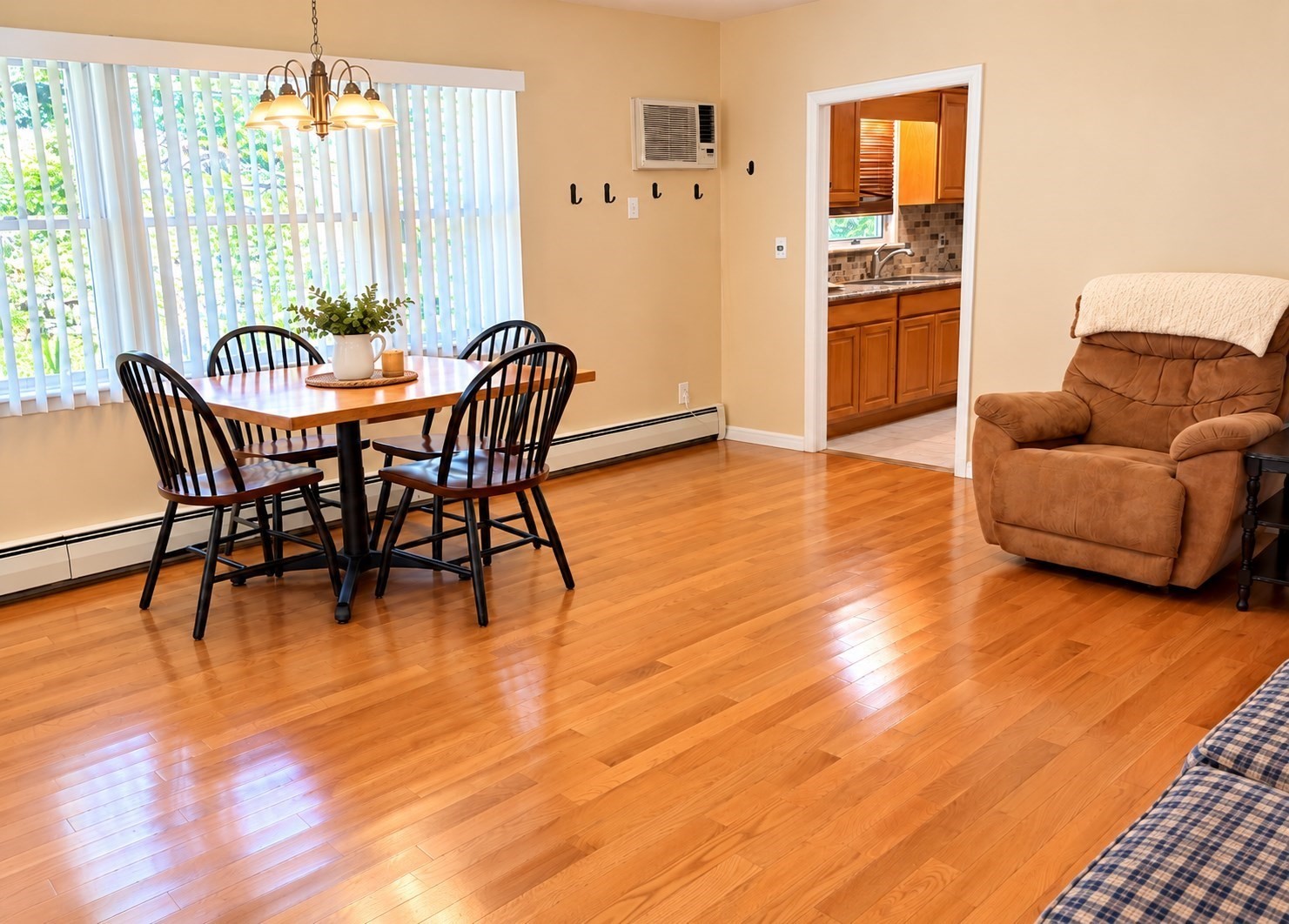 33 Adella St # B Property Photo 4