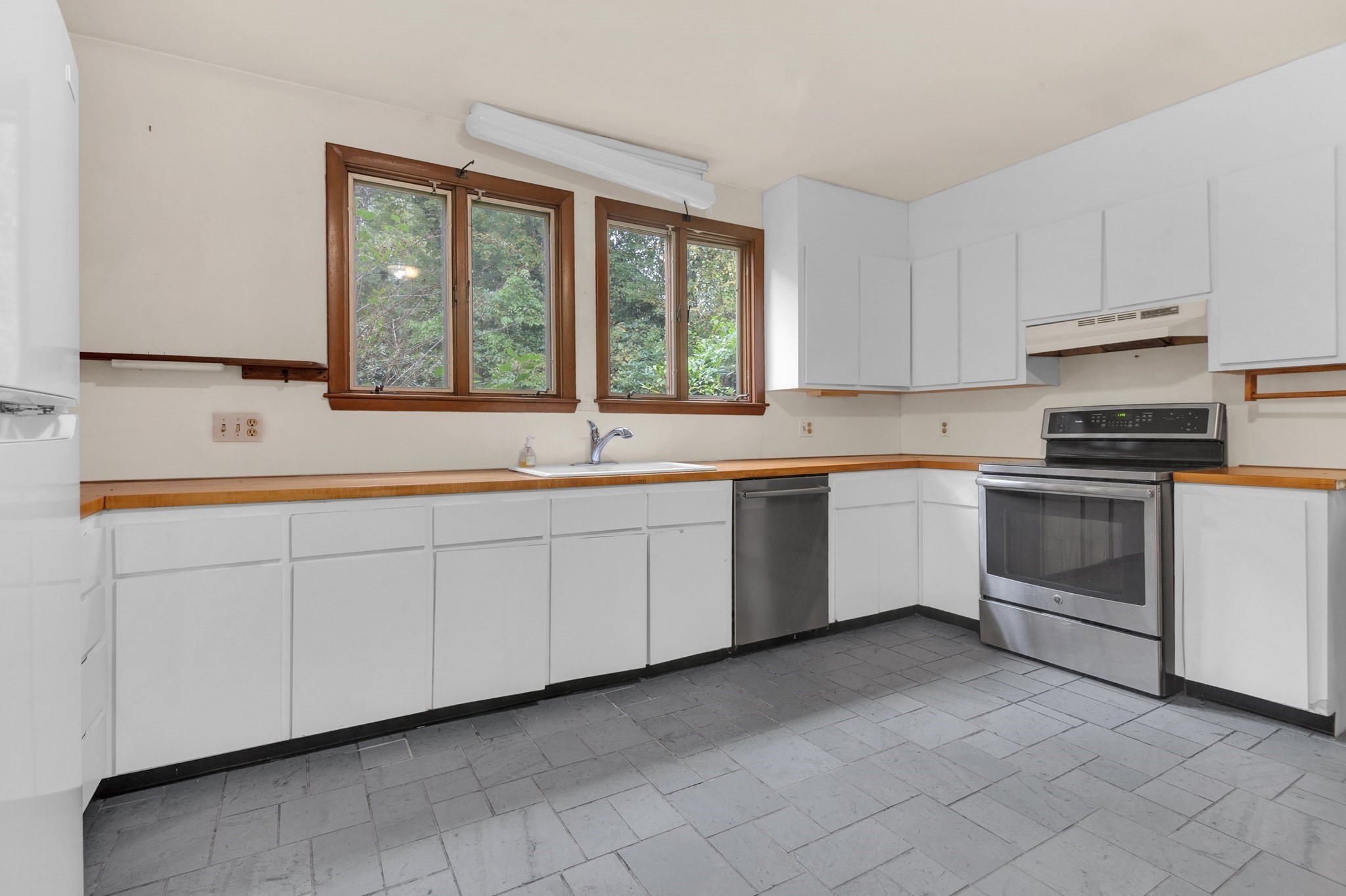 16 Ward Lane Property Photo 4
