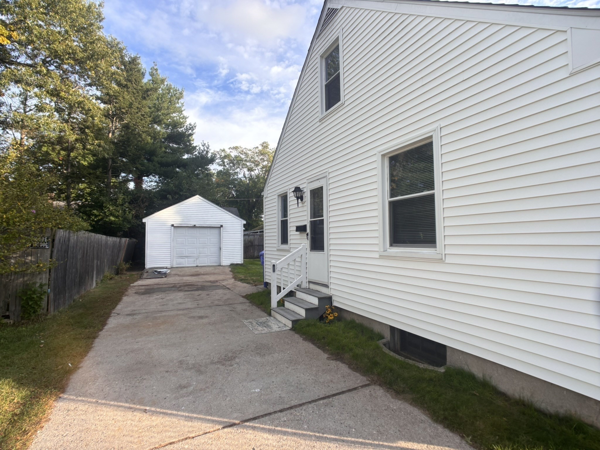 23 Midway St Property Photo 4