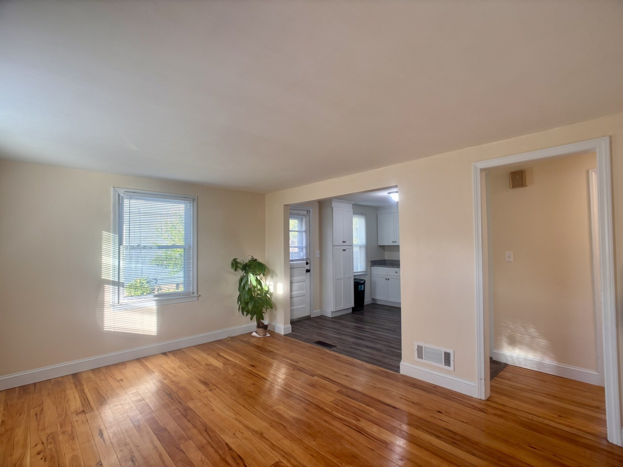 23 Midway St Property Photo 9