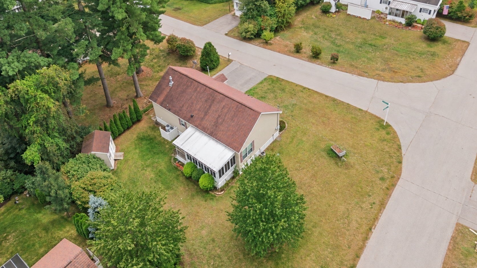 2 Hawthorne Ln Property Photo 4