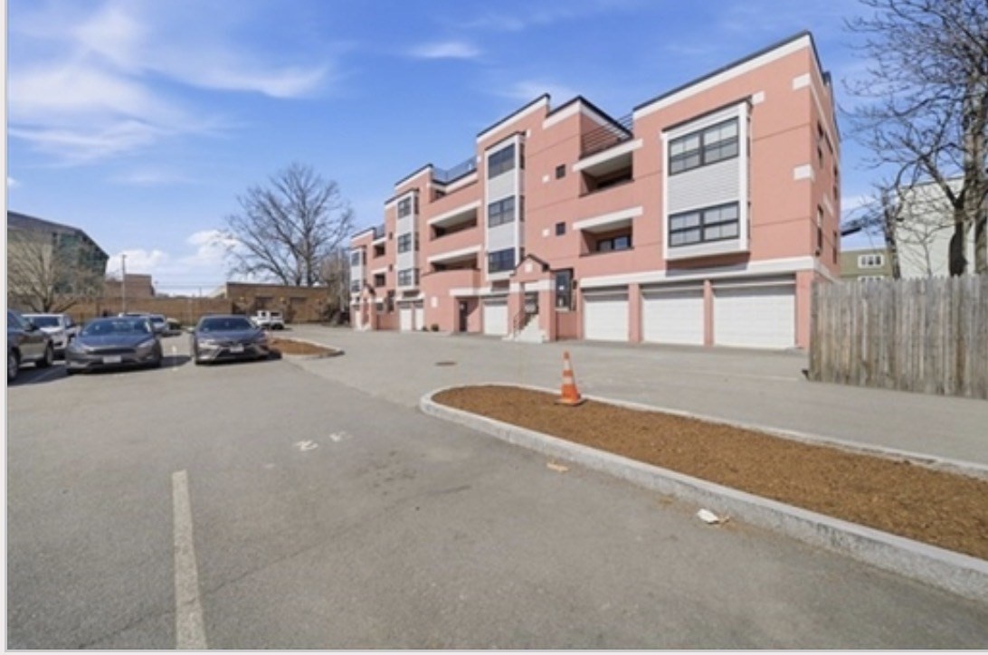 60-r Gibson St # B3 Property Photo 23