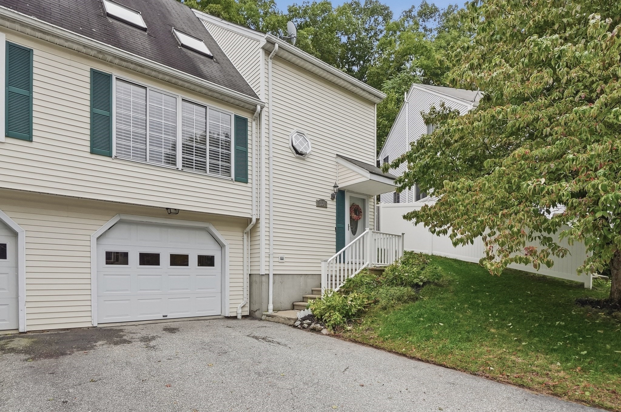 11 Jonathan Circle Property Photo 2