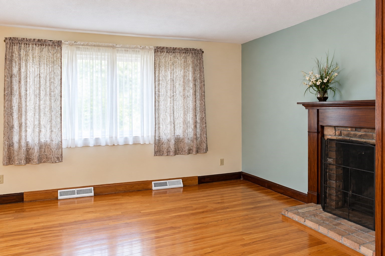 494 Pine St Property Photo 4