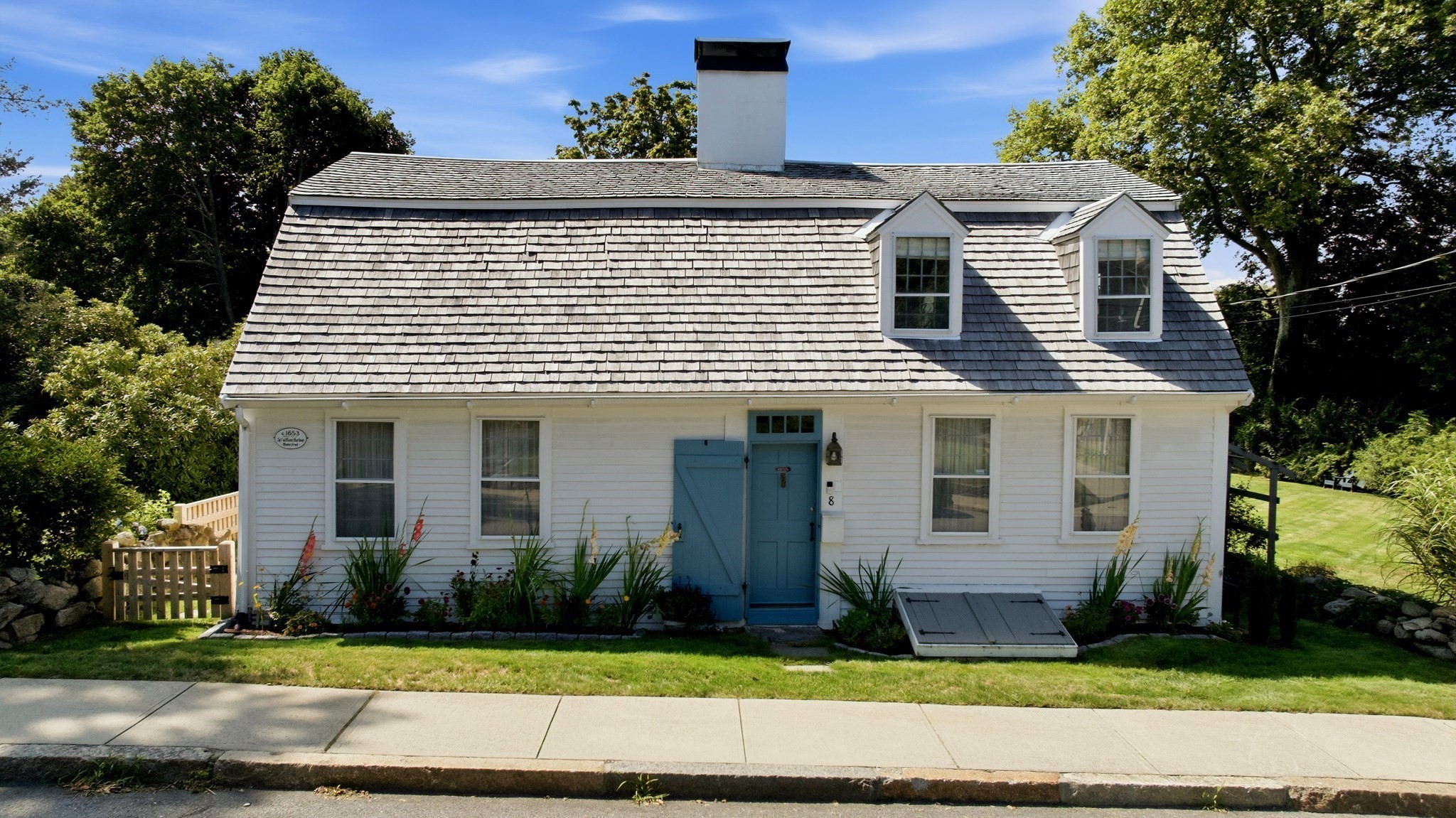 8 Winter St Property Photo 3
