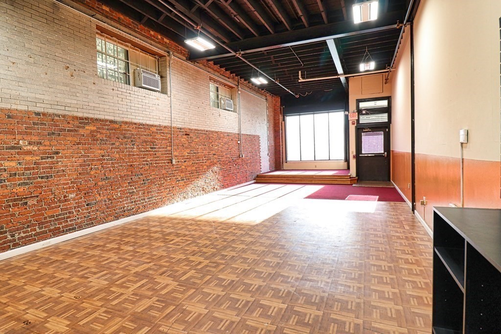 582 Essex Street # R Property Photo 5