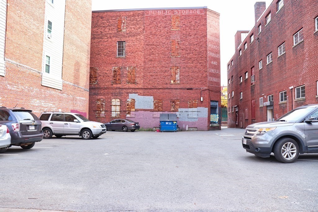 582 Essex Street # R Property Photo 8