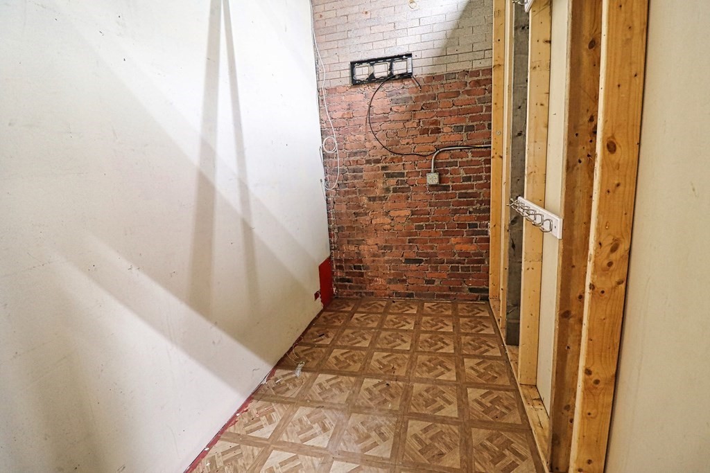 582 Essex Street # R Property Photo 13