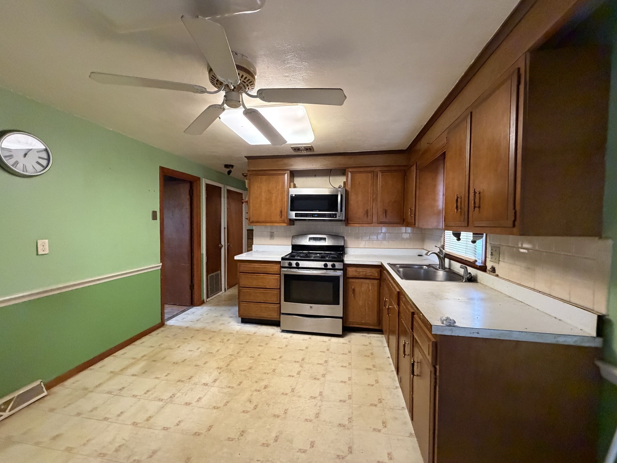 27 Dillon St Property Photo 6