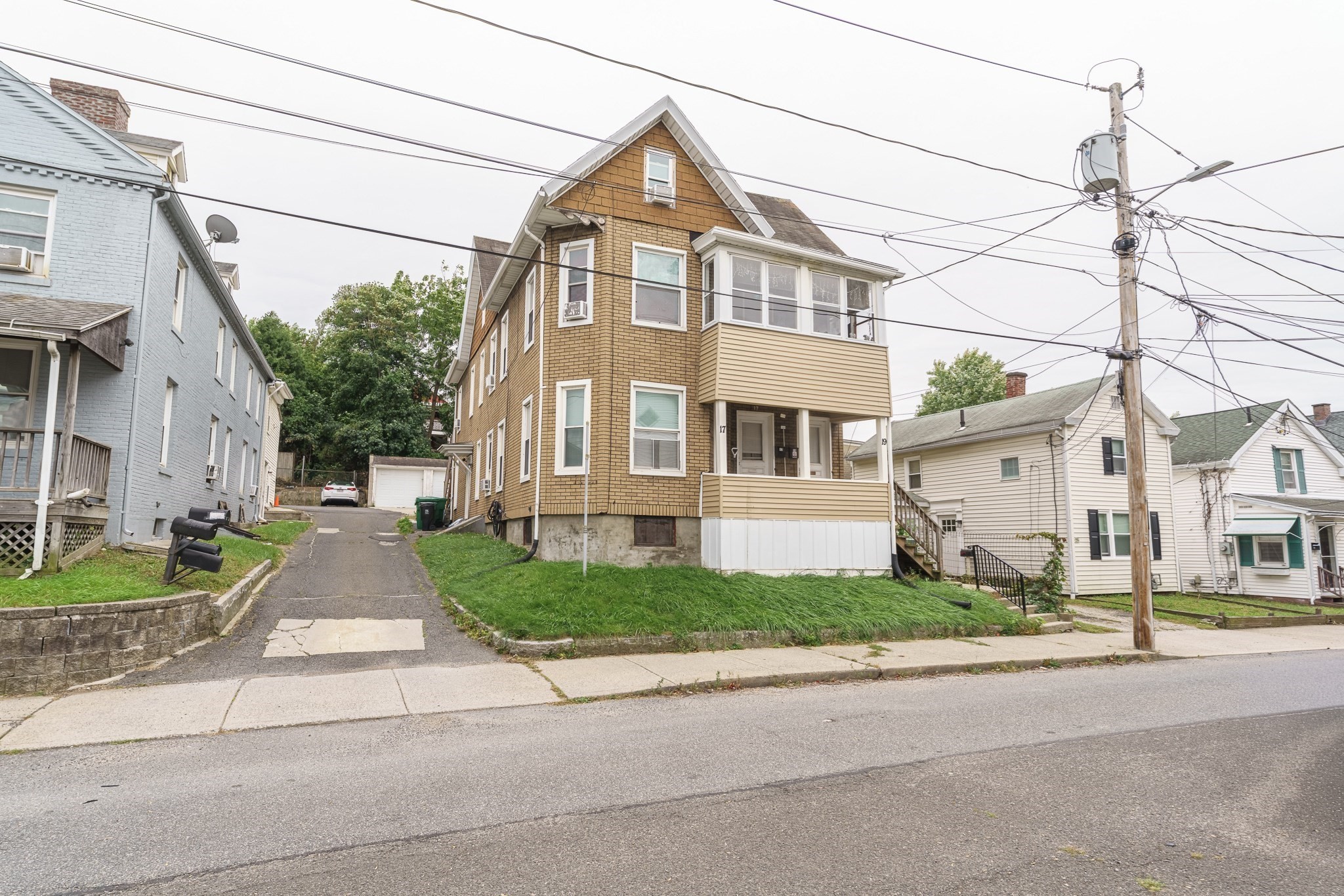 17 Spring St Property Photo 1