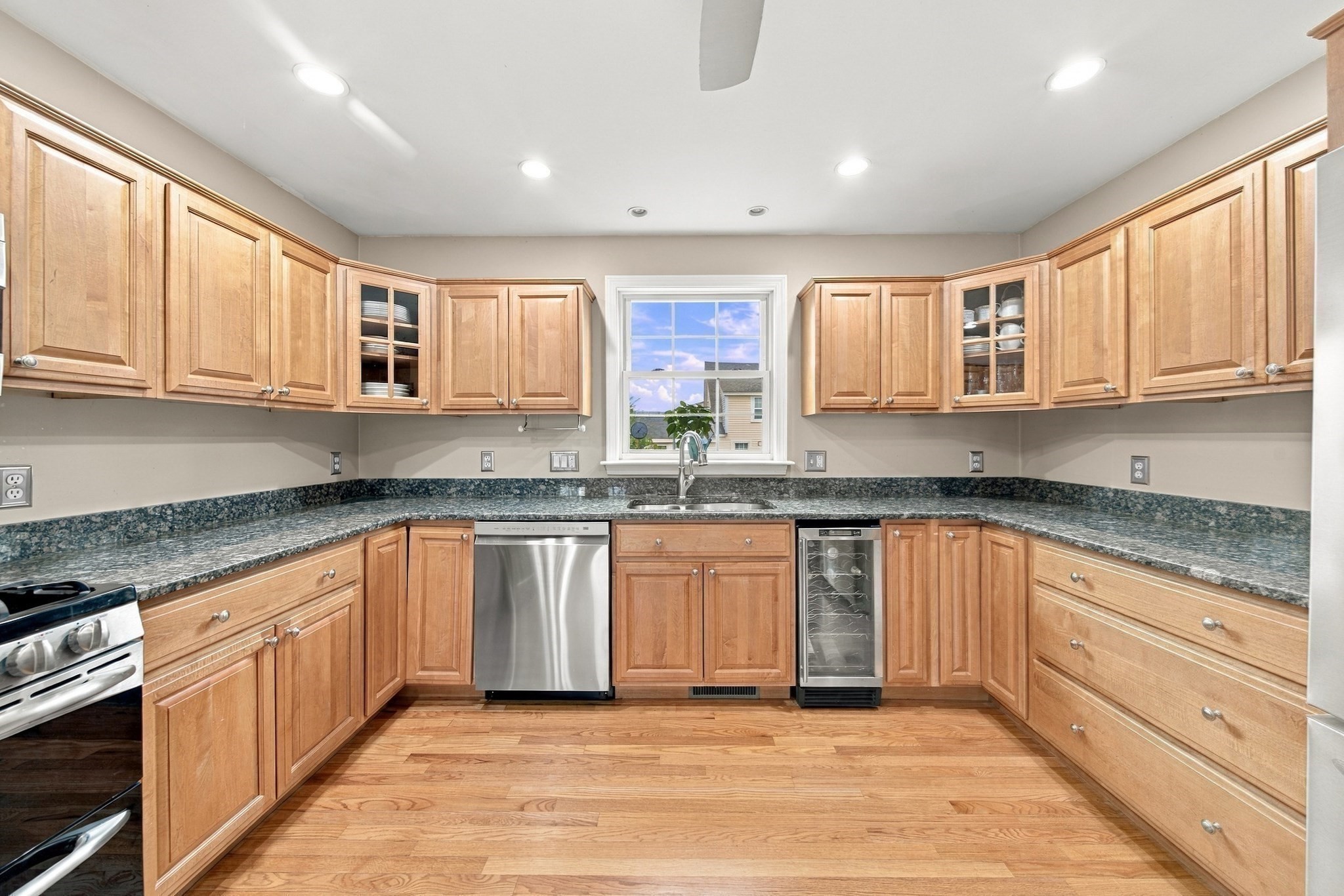 80 Grove St Property Photo 15
