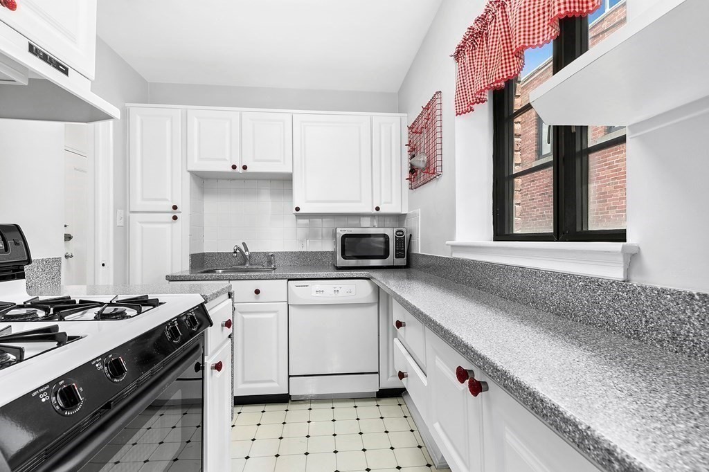 69 Strathmore Rd # 6 Property Photo 4