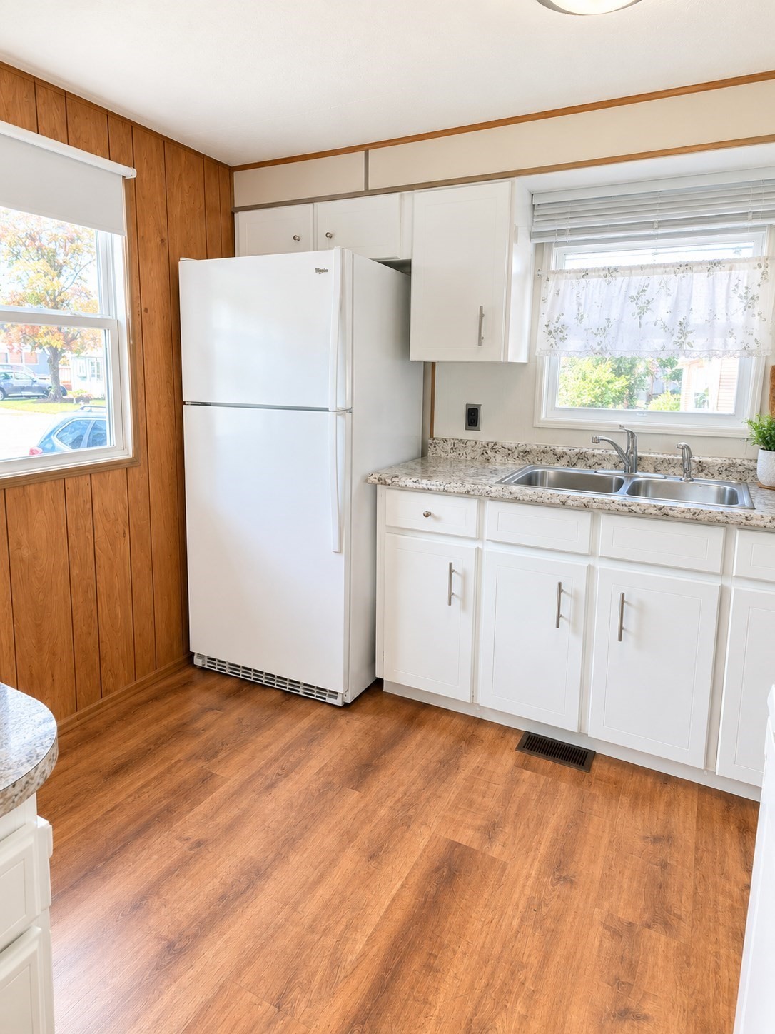 300 East Washington St # R30 Property Photo 4