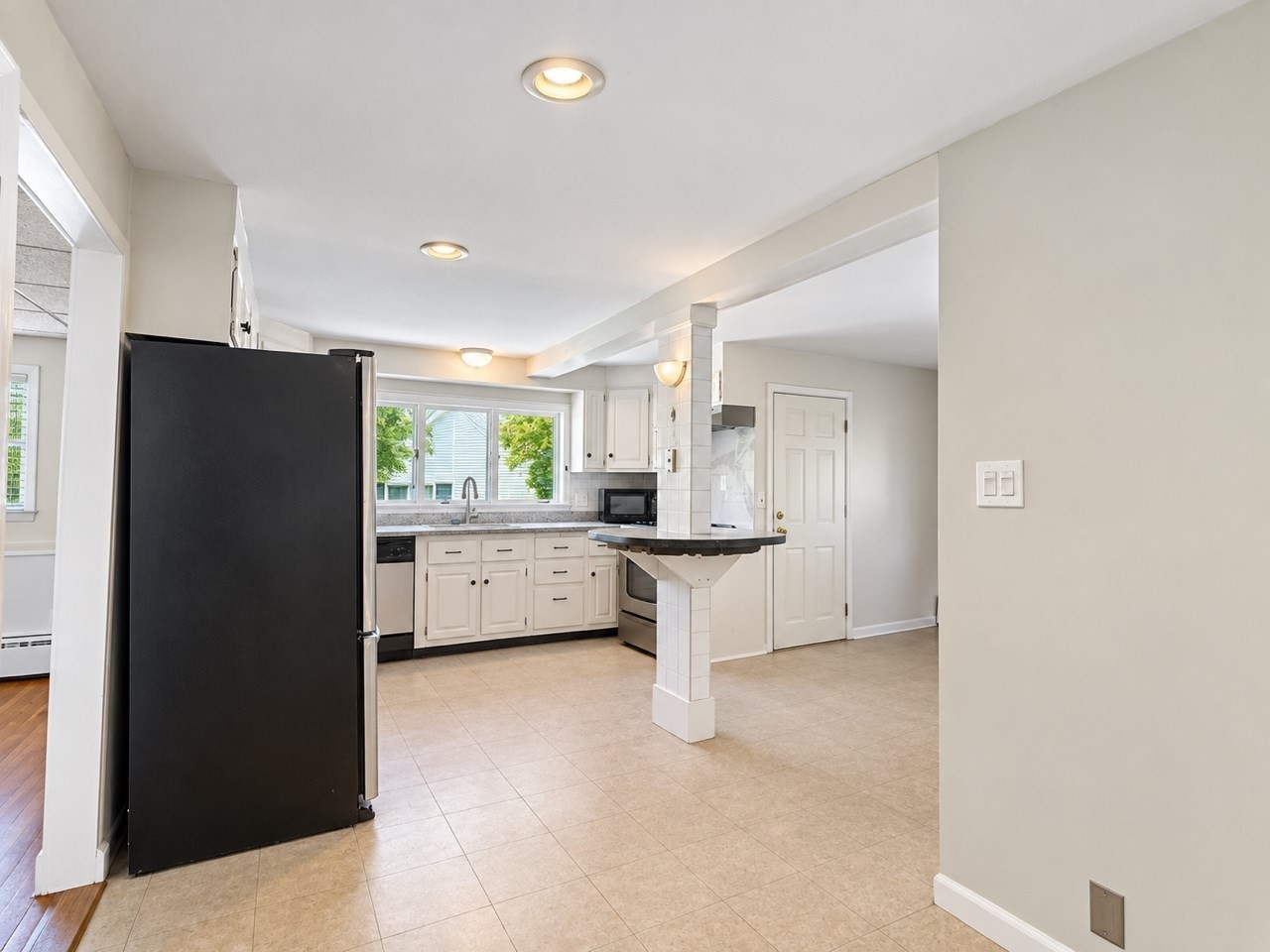 25 Home St Property Photo 8