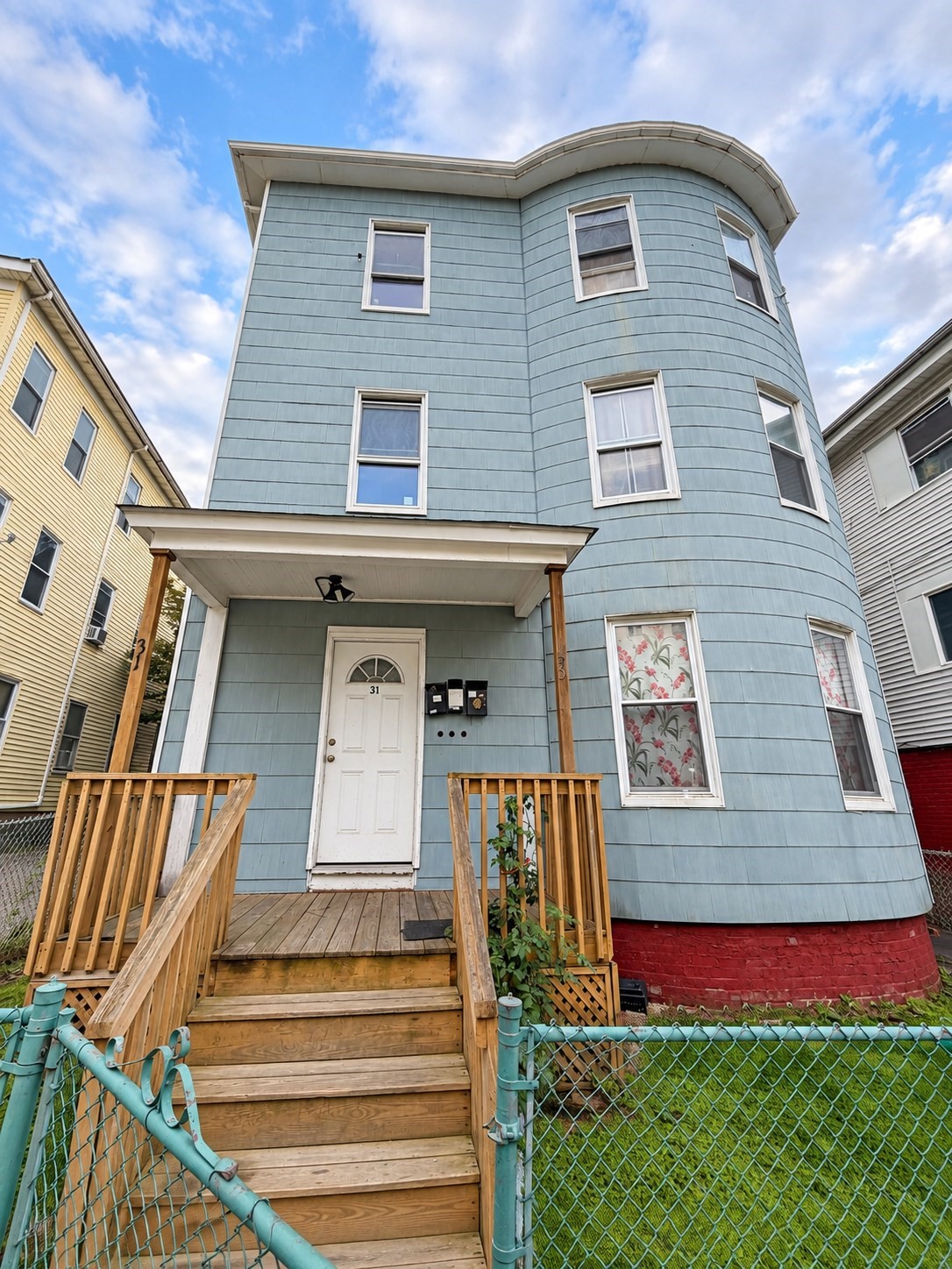 31 Suffield St Property Photo 1