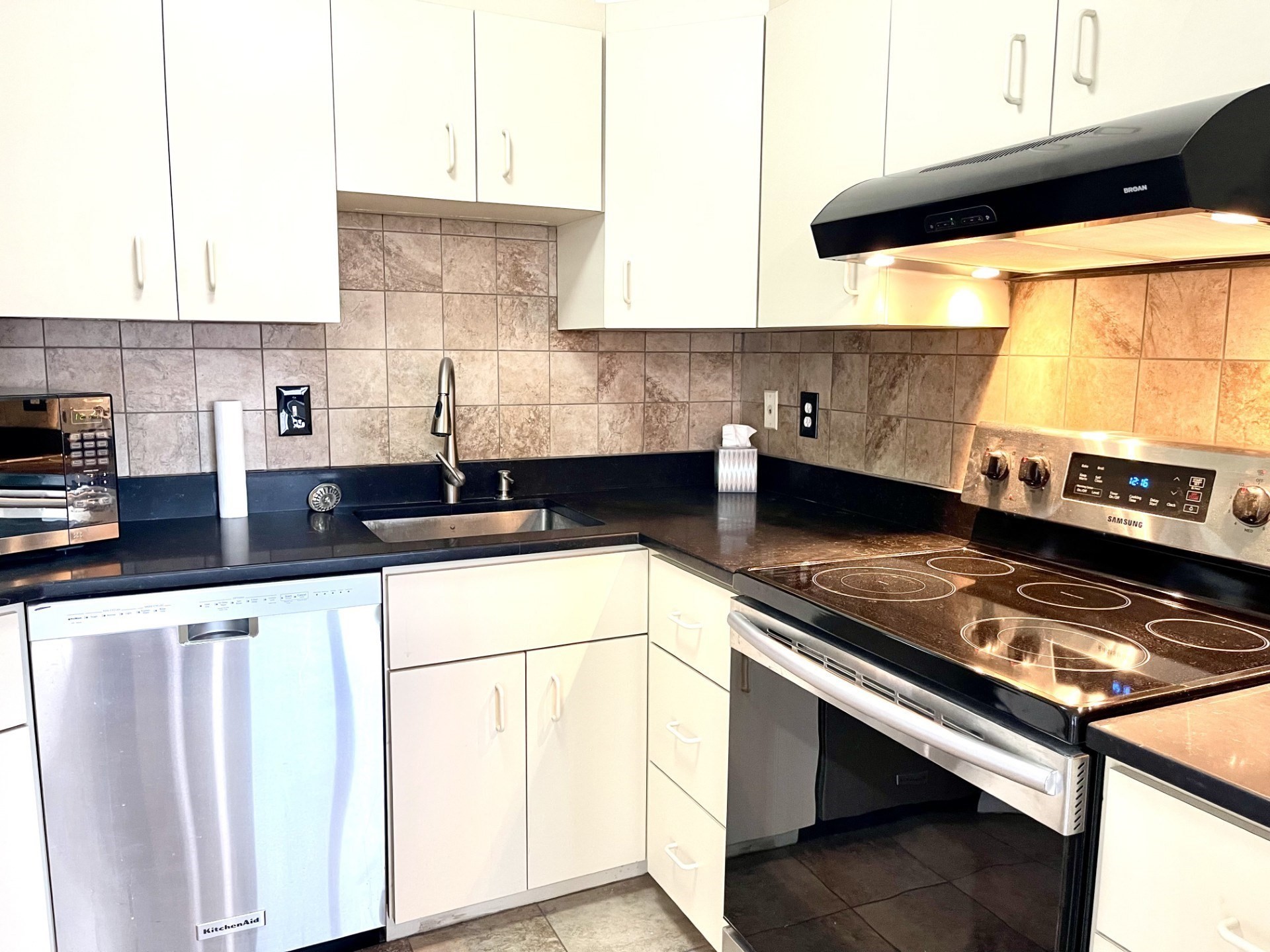 300 Lynn Shore Dr # 603 Property Photo 14