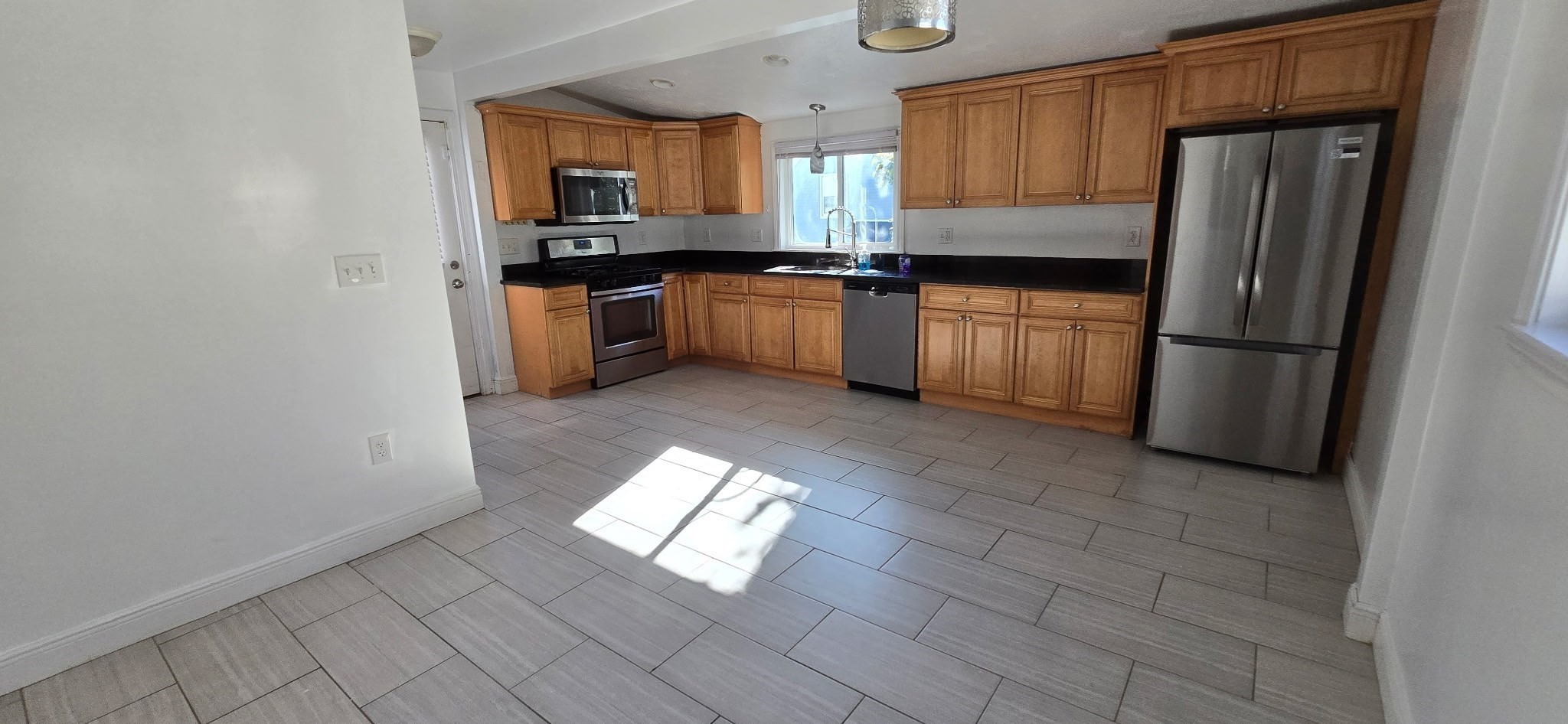 376 Ferry St Property Photo 5