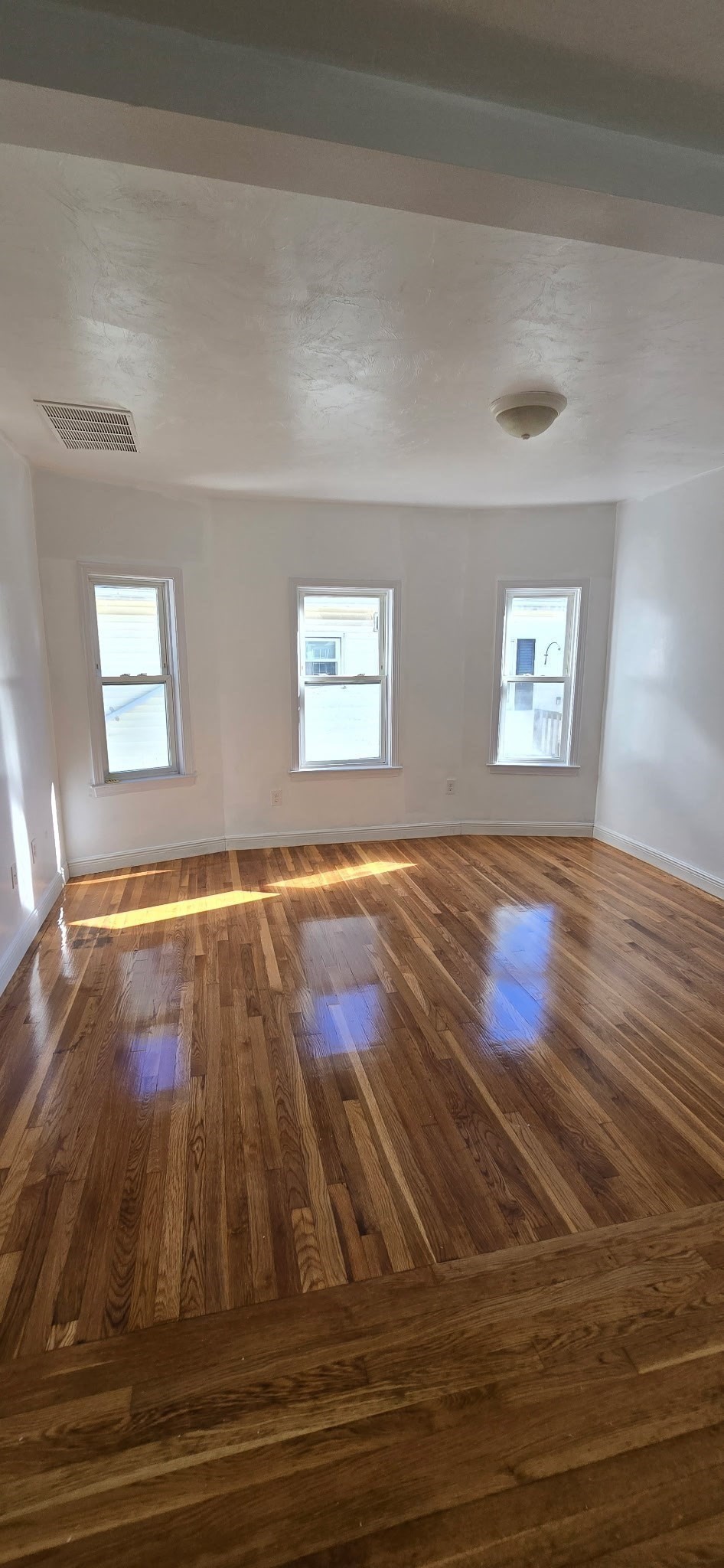 376 Ferry St Property Photo 8