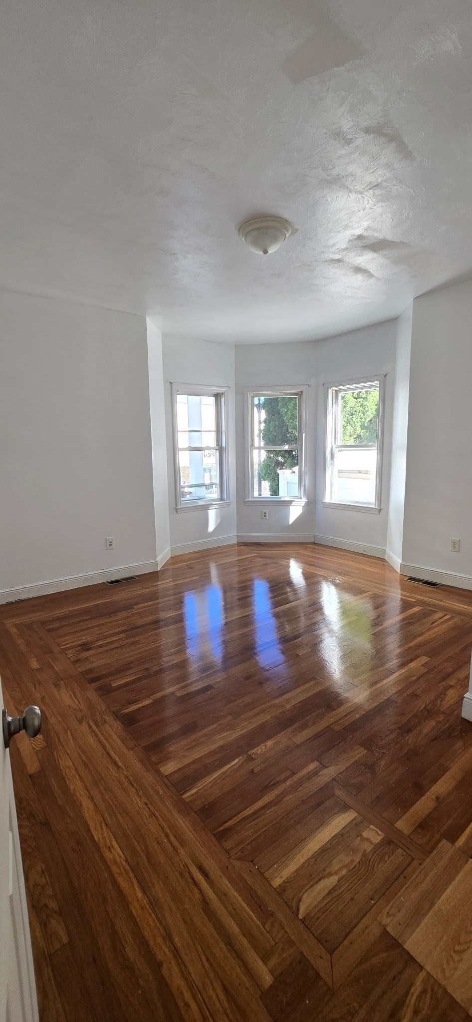 376 Ferry St Property Photo 9