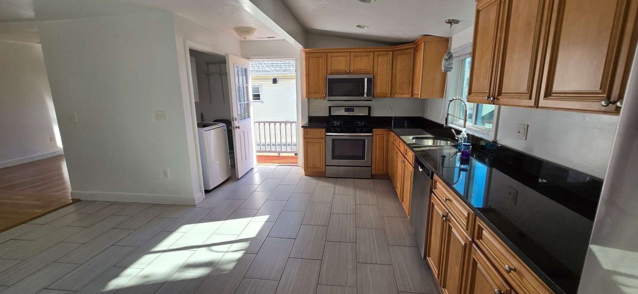 376 Ferry St Property Photo 10