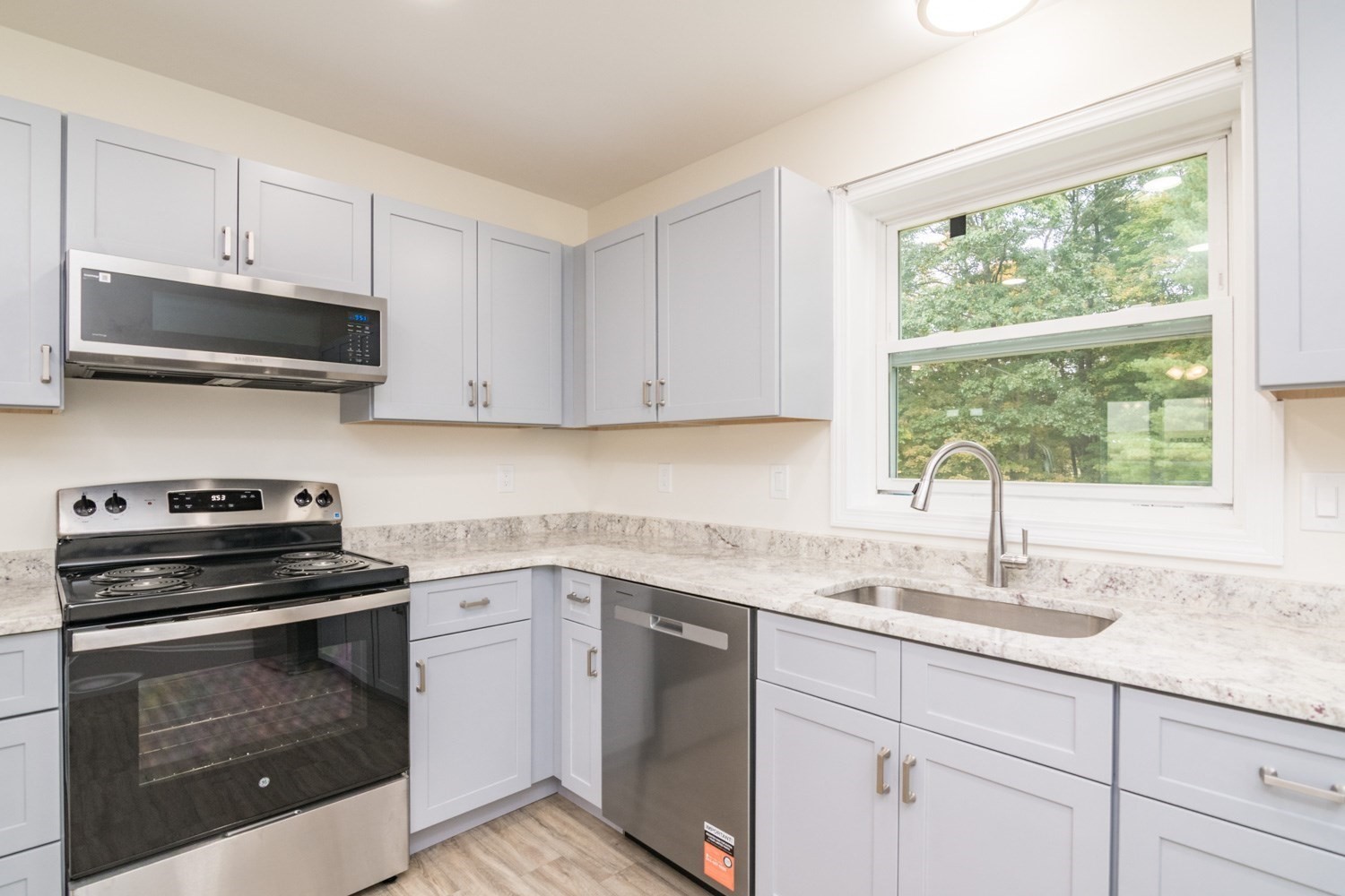 1285 Calkins Rd # B Property Photo 4