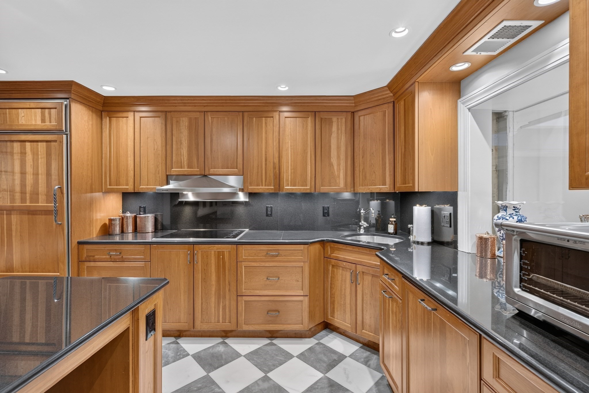 414 Beacon Street Property Photo 6