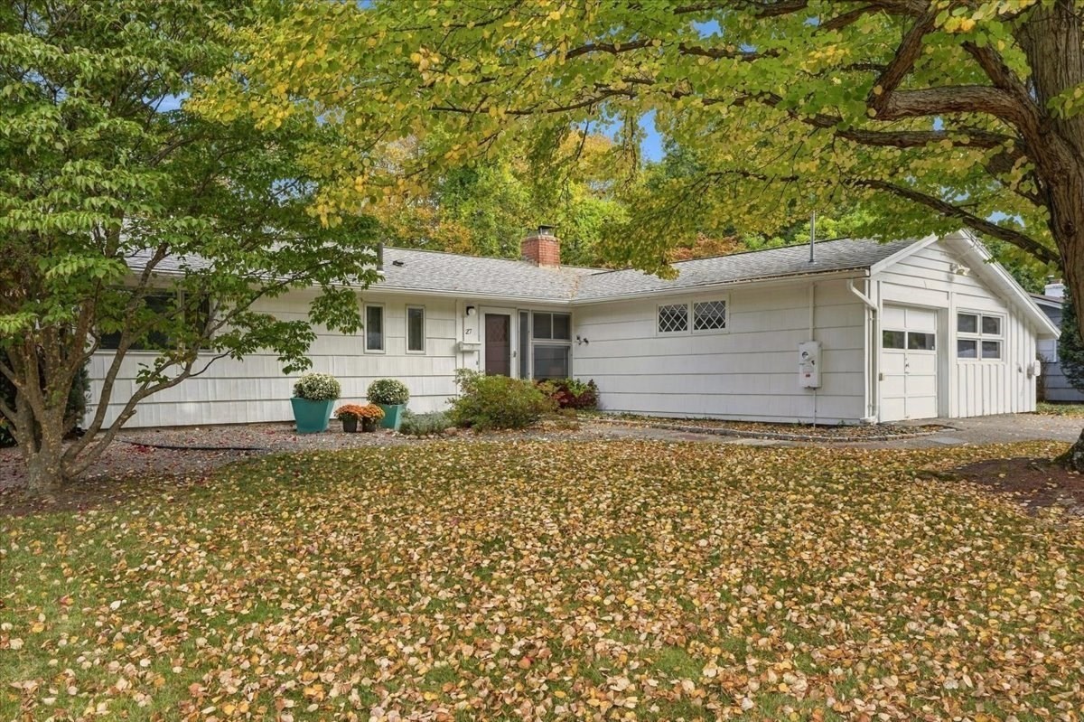 27 Ridgefield Dr Property Photo 1