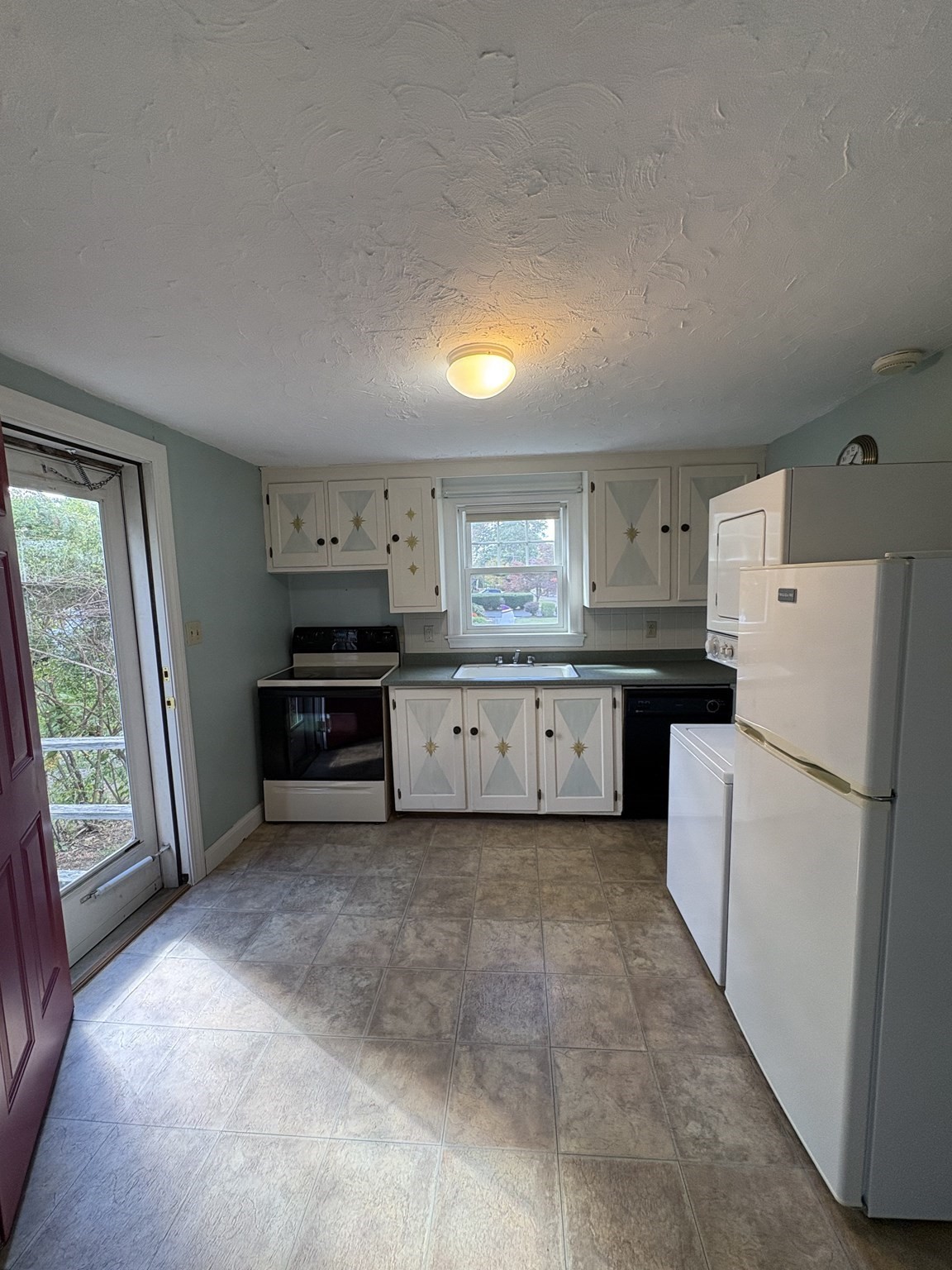 496 Nahatan St Property Photo 6