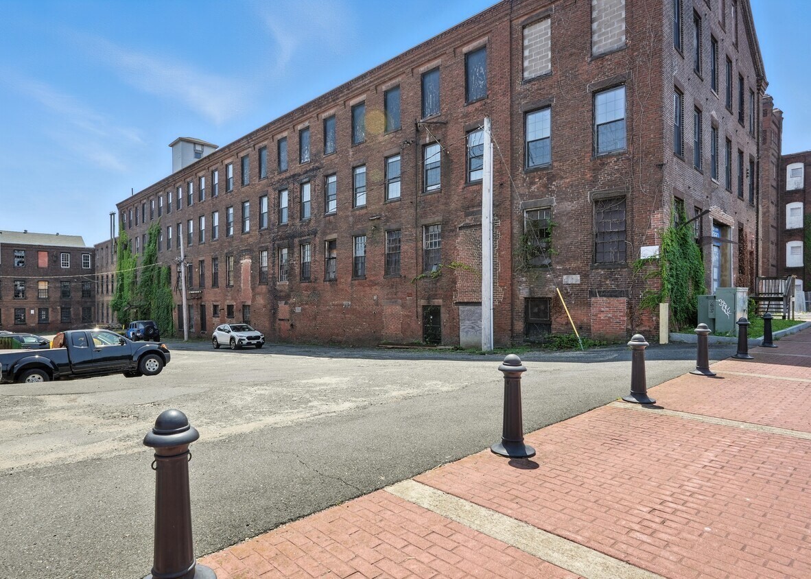 382 Dwight St Property Photo 1