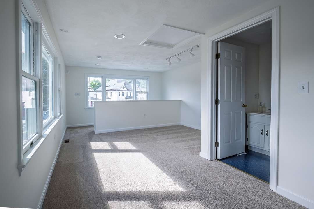 127 1/2 Bridge Street Property Photo 8