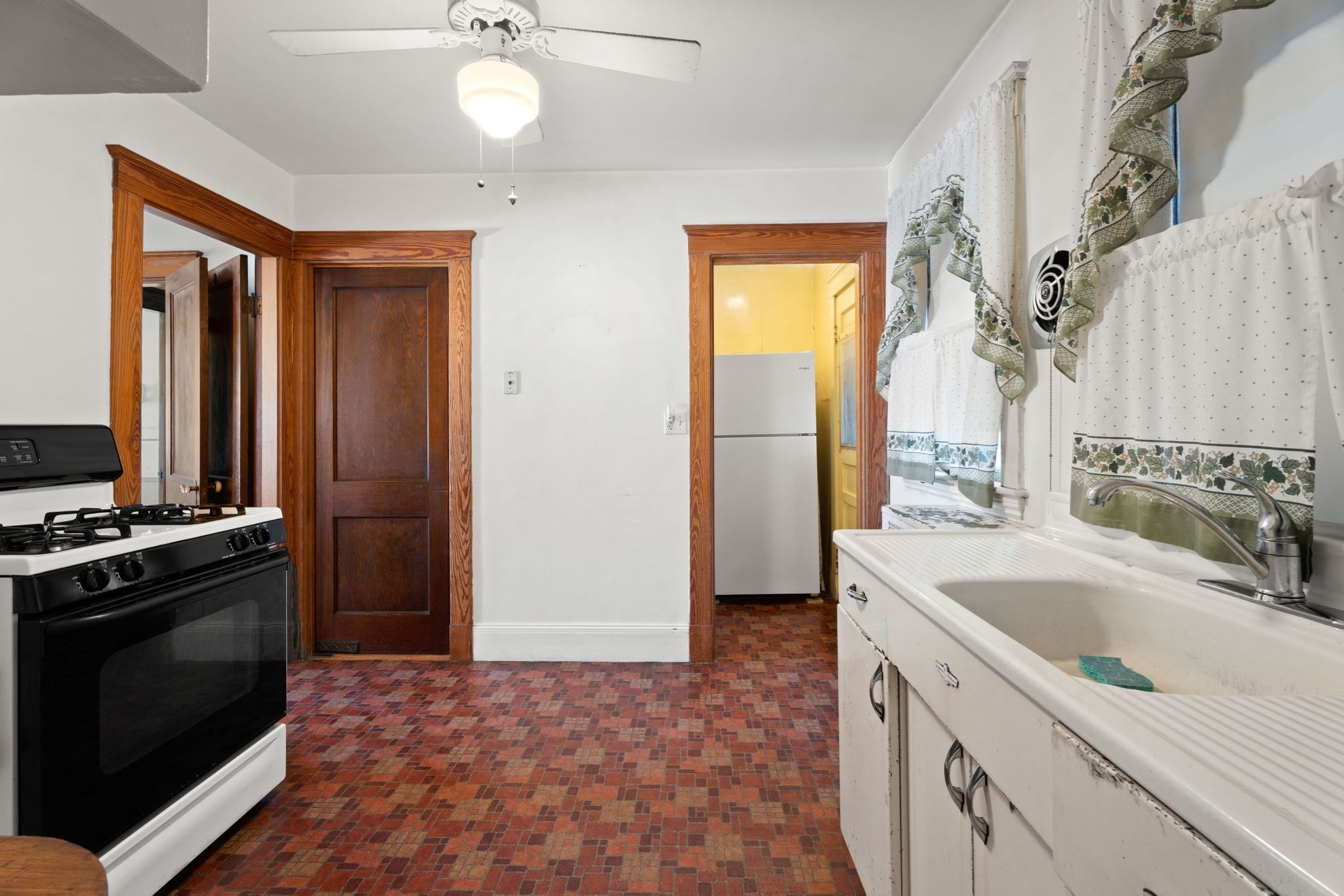 32 Whitney Ave Property Photo 14
